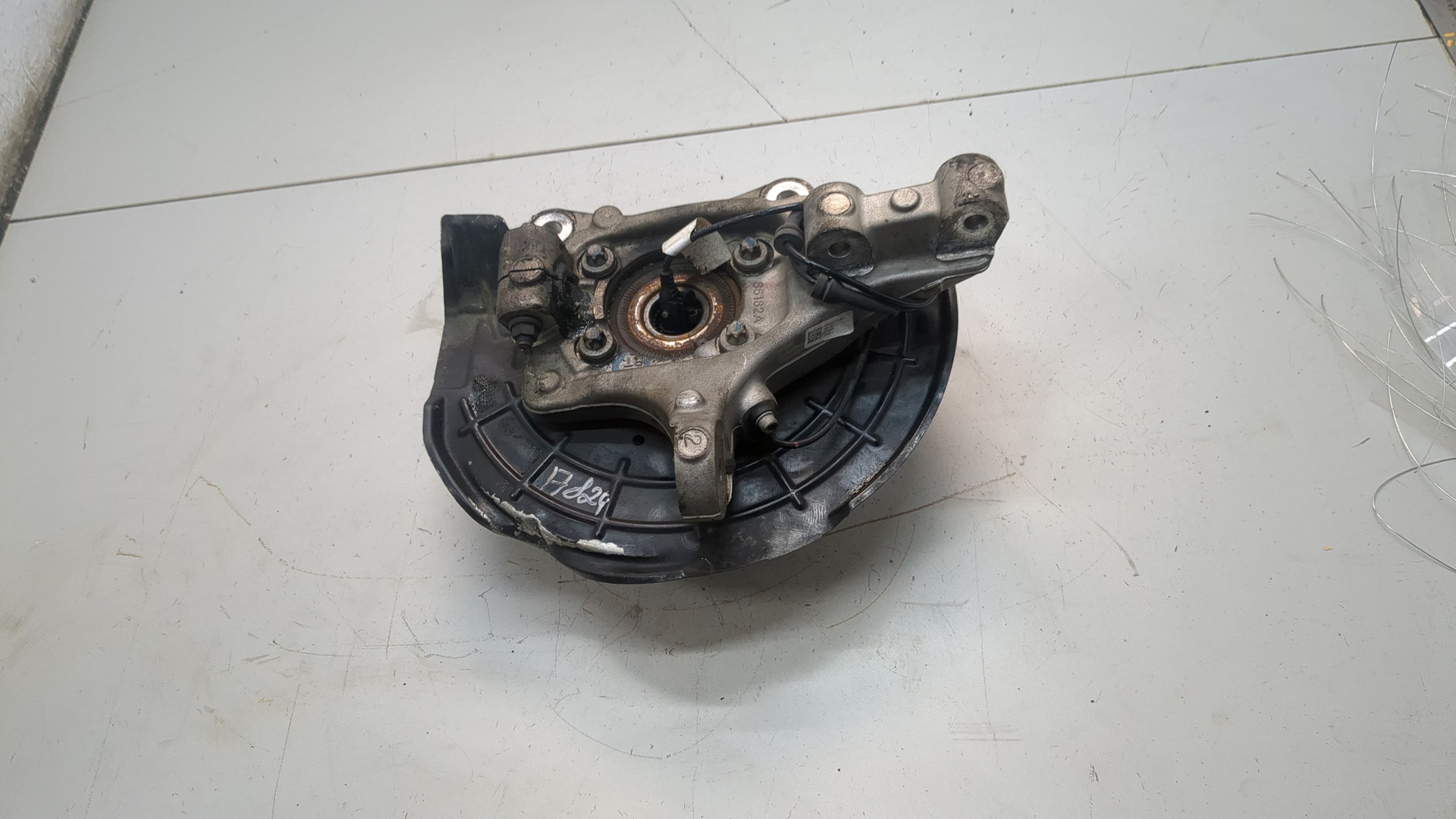 Кулак поворотный передний правый