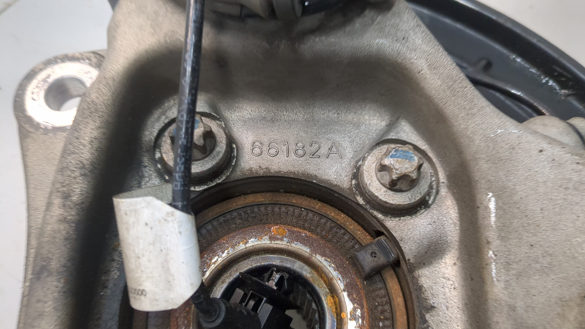 Кулак поворотный передний правый