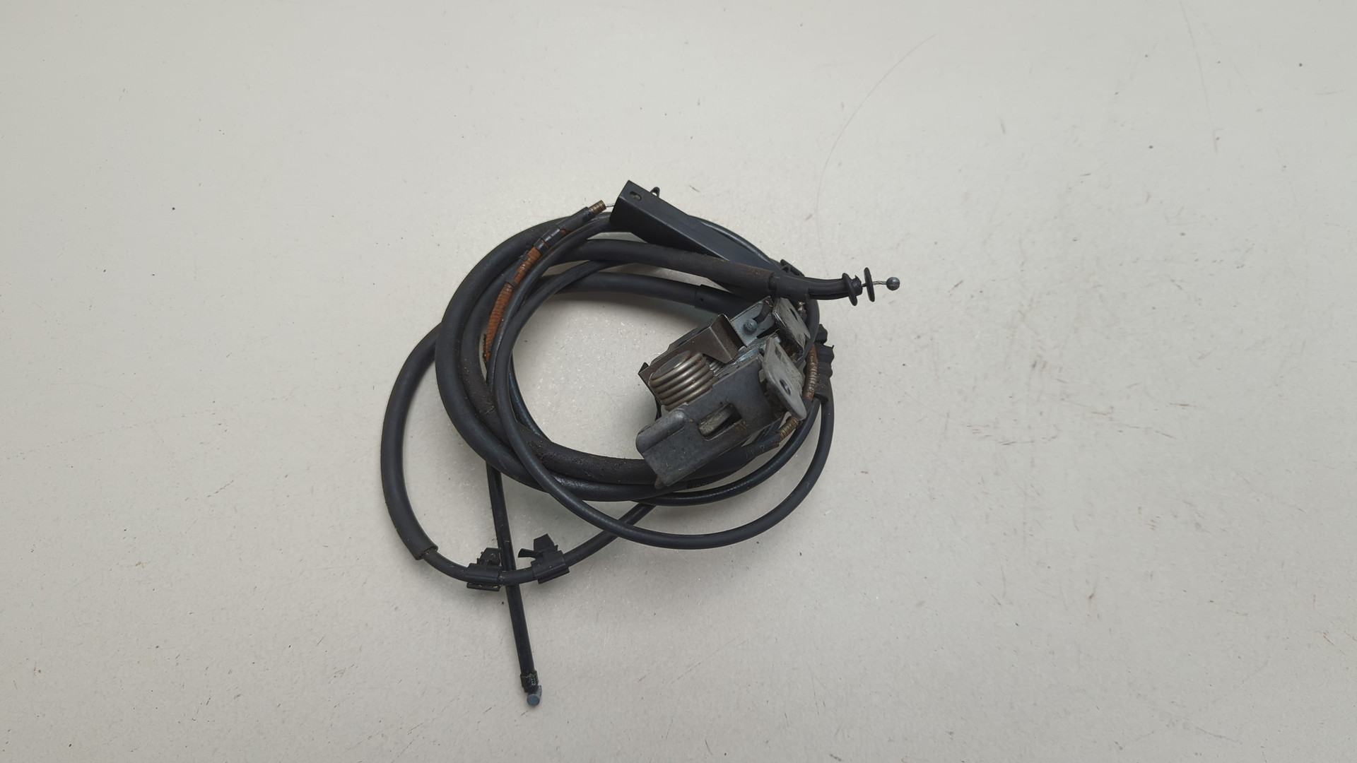 Замок капота