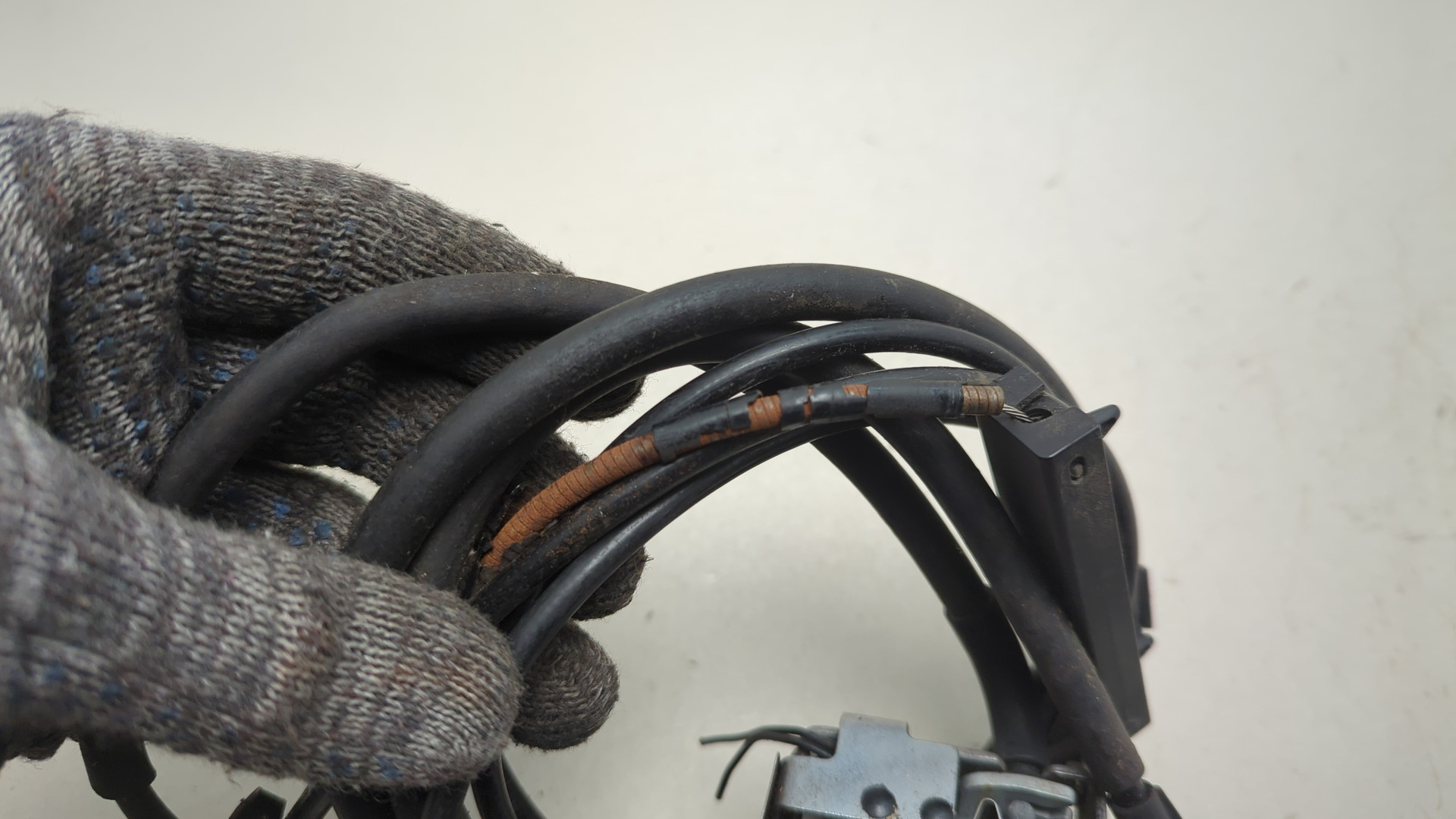 Замок капота