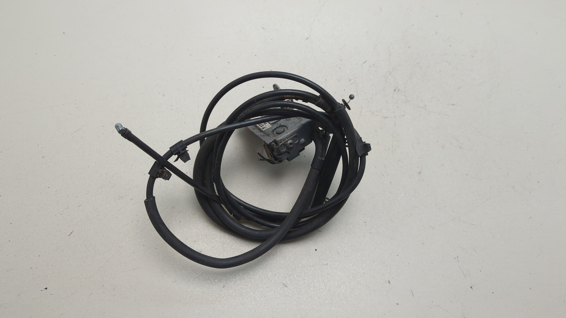 Замок капота