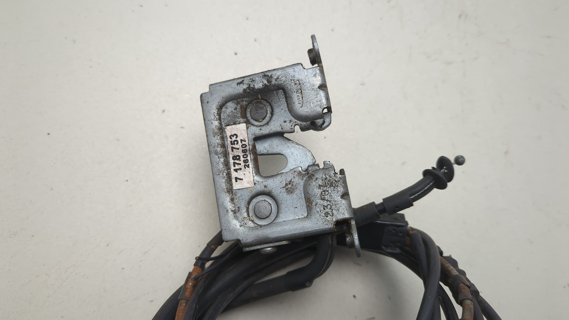 Замок капота