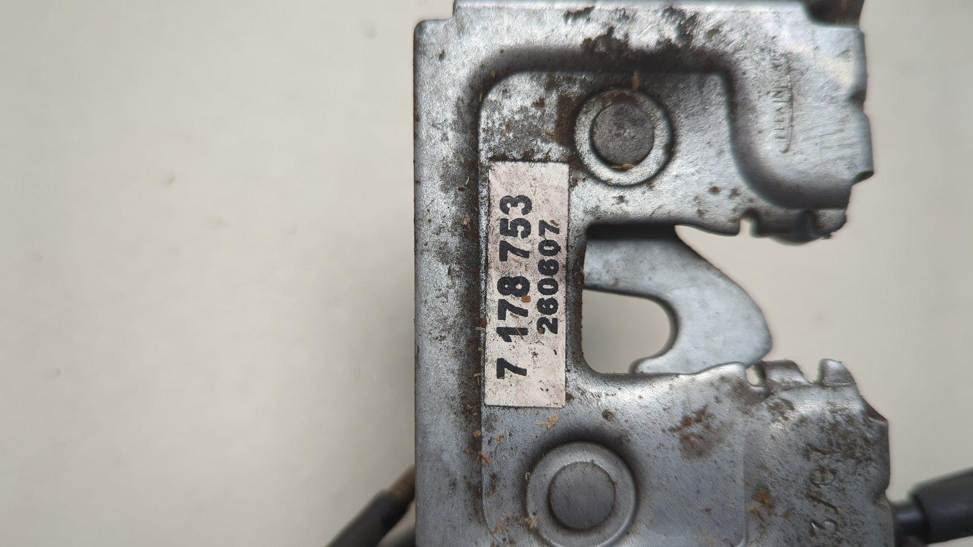 Замок капота