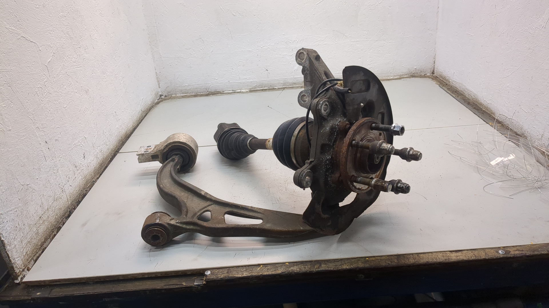 Кулак поворотный передний левый