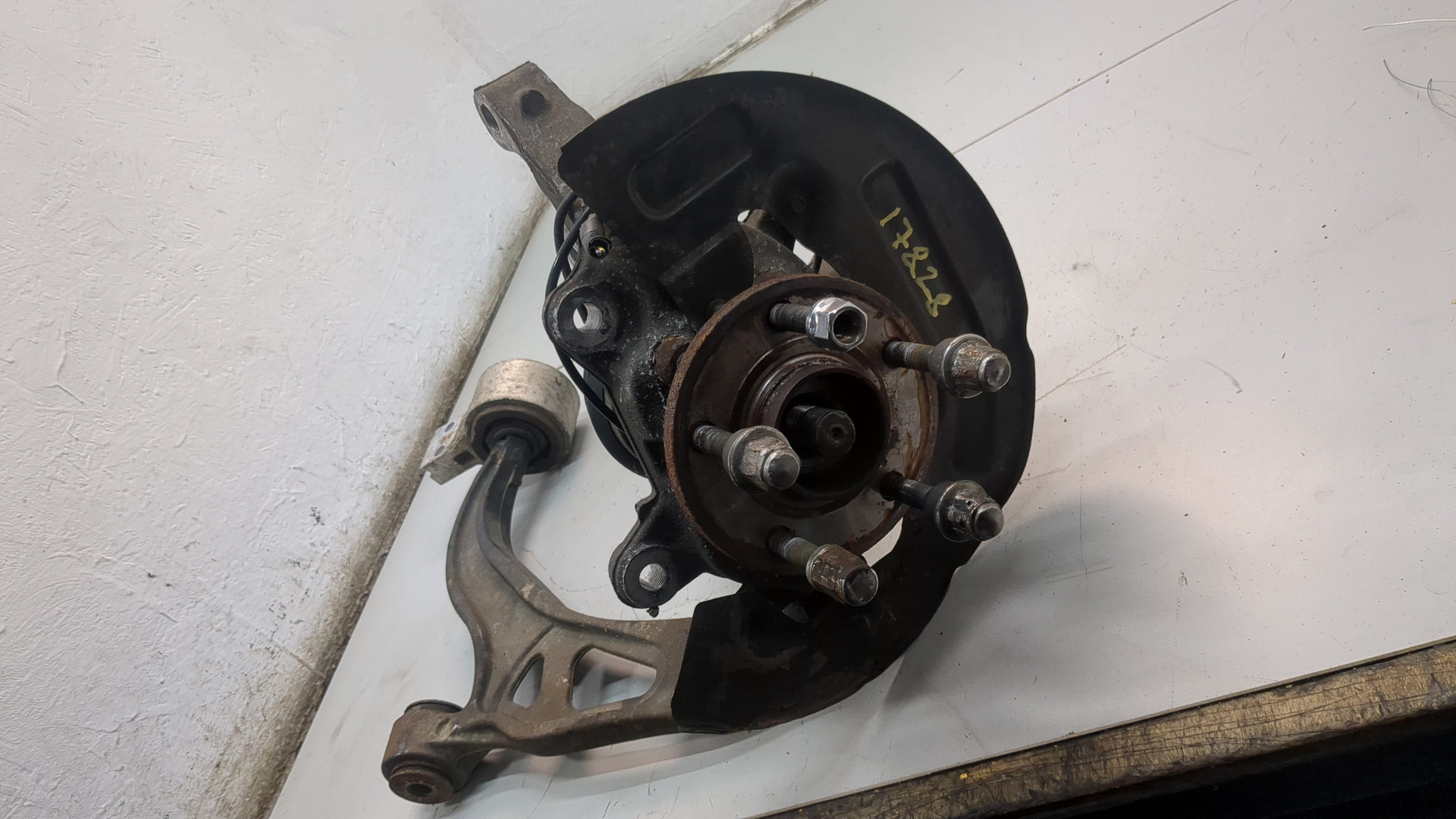 Кулак поворотный передний левый