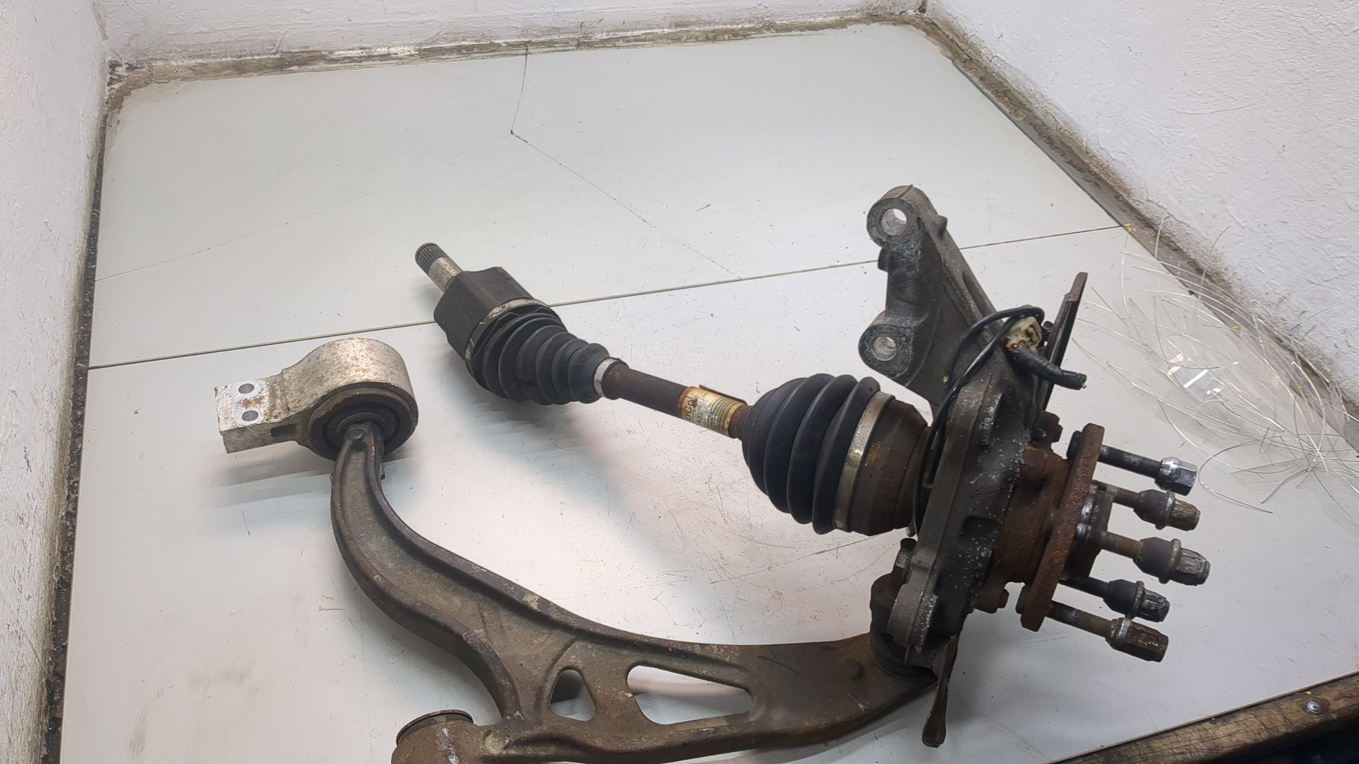 Кулак поворотный передний левый