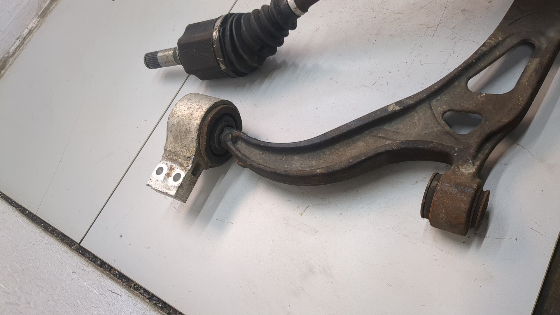 Кулак поворотный передний левый