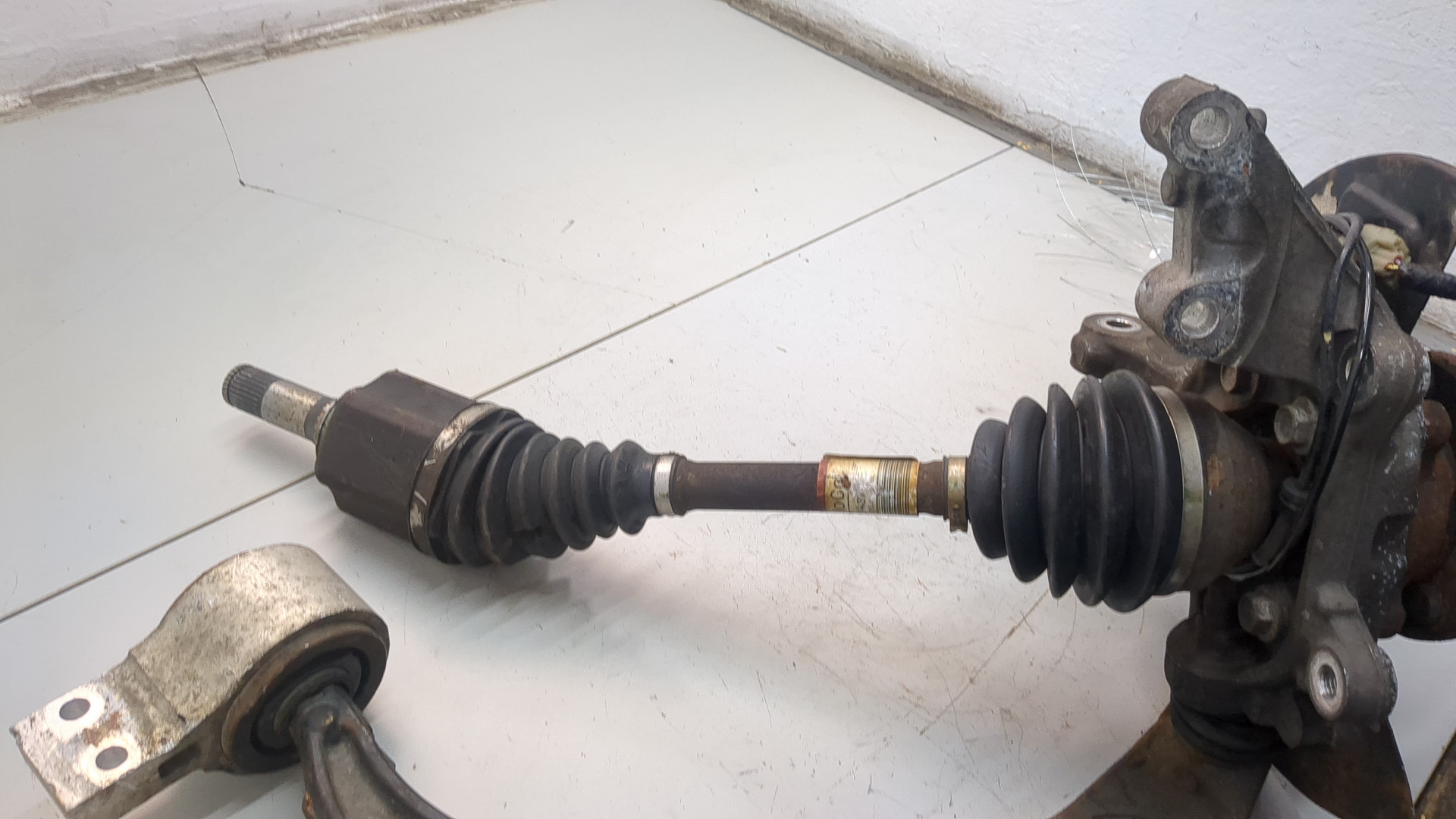 Кулак поворотный передний левый