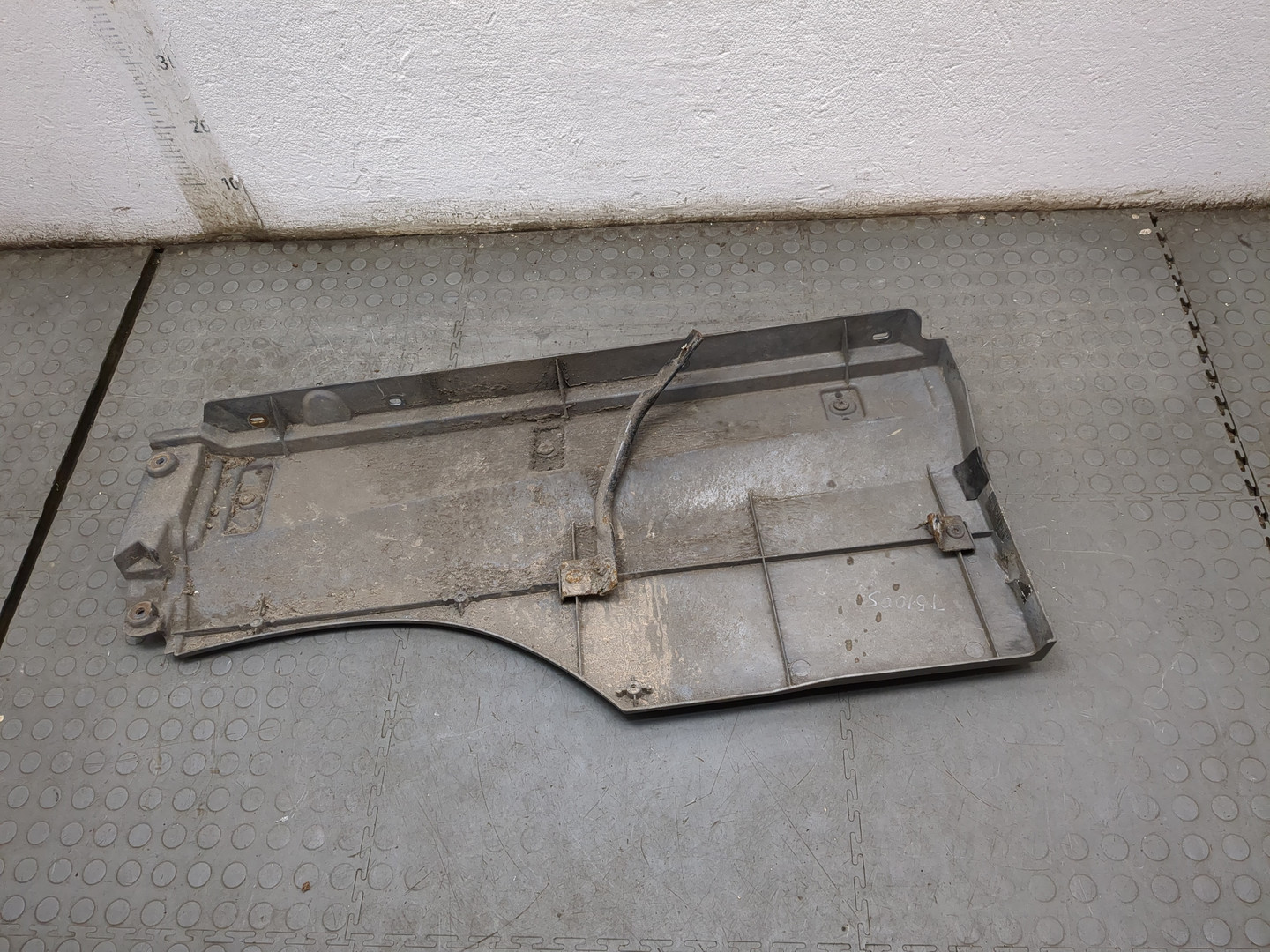 Крыло переднее правое