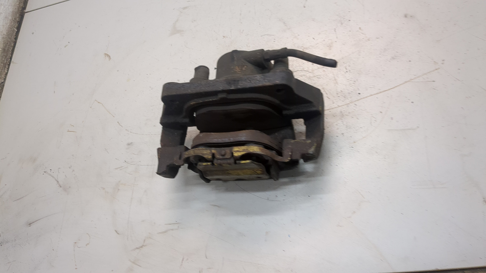 Суппорт передний левый