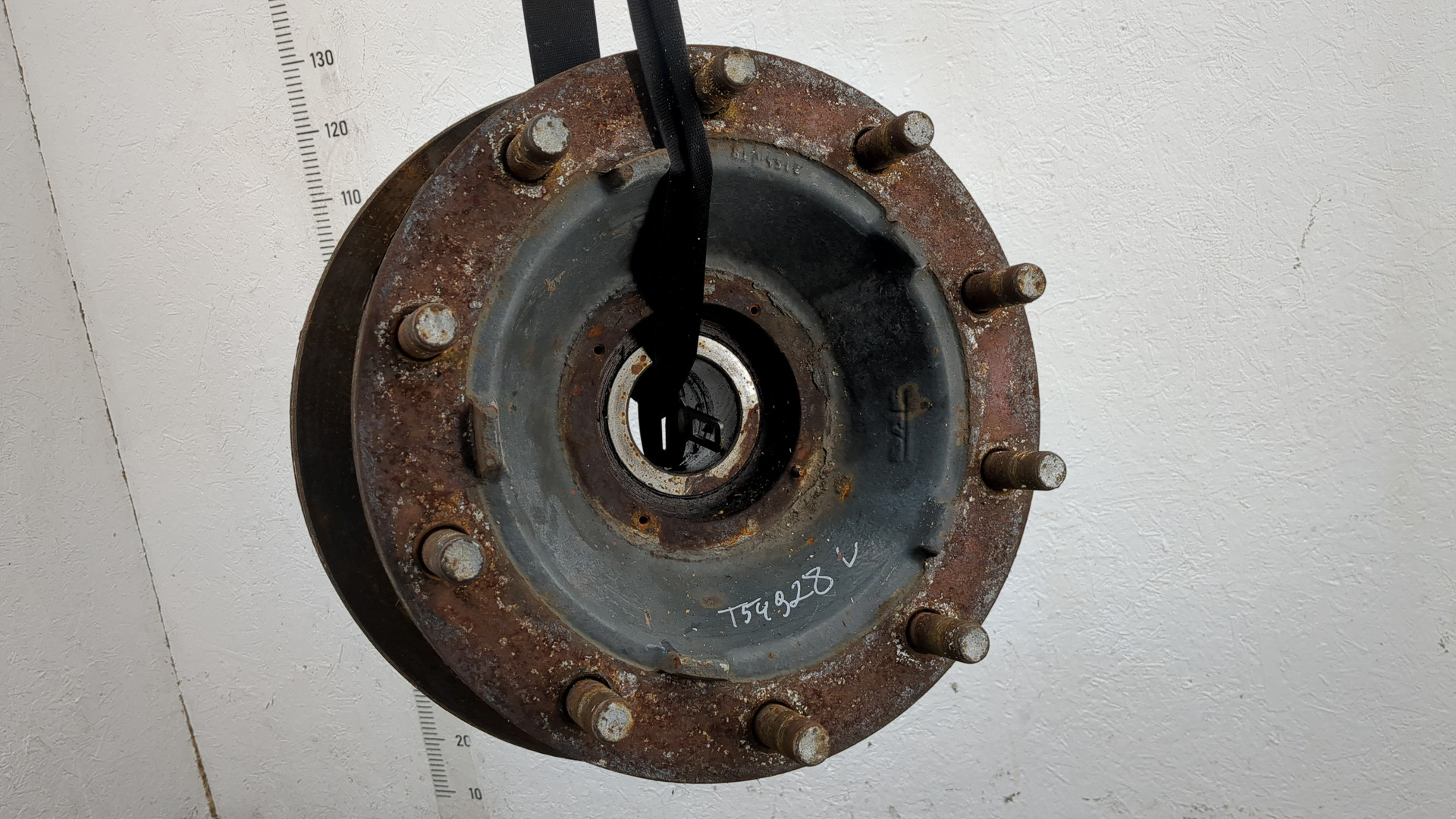 Кулак поворотный передний левый