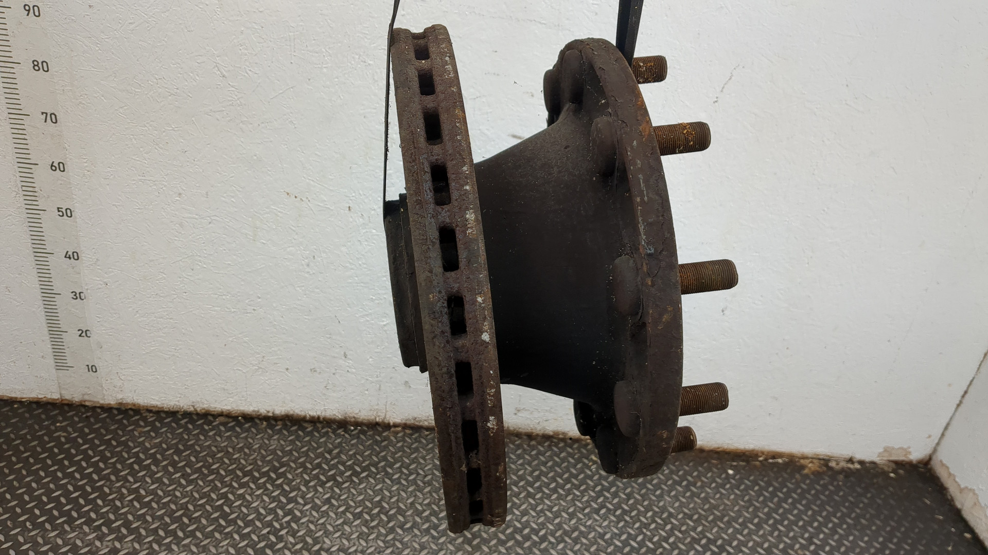 Кулак поворотный передний левый