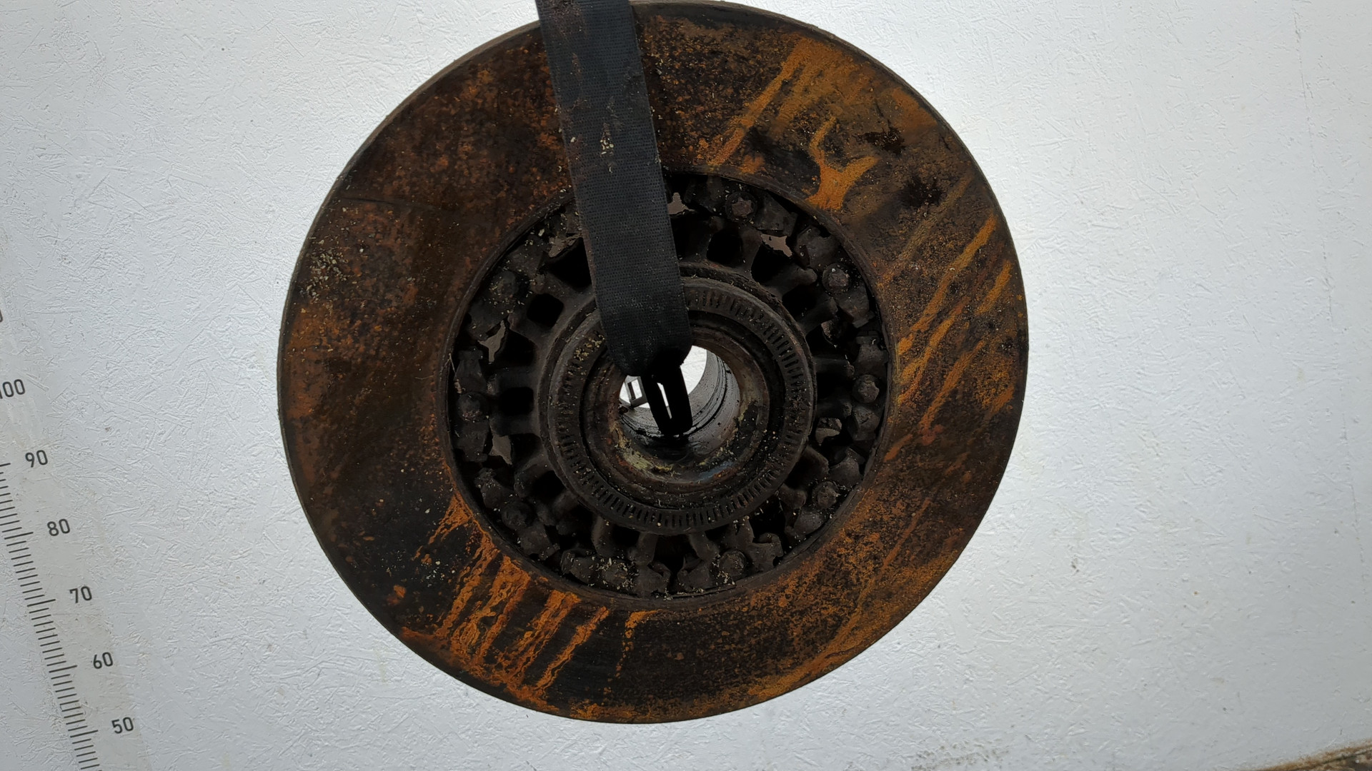 Кулак поворотный передний левый