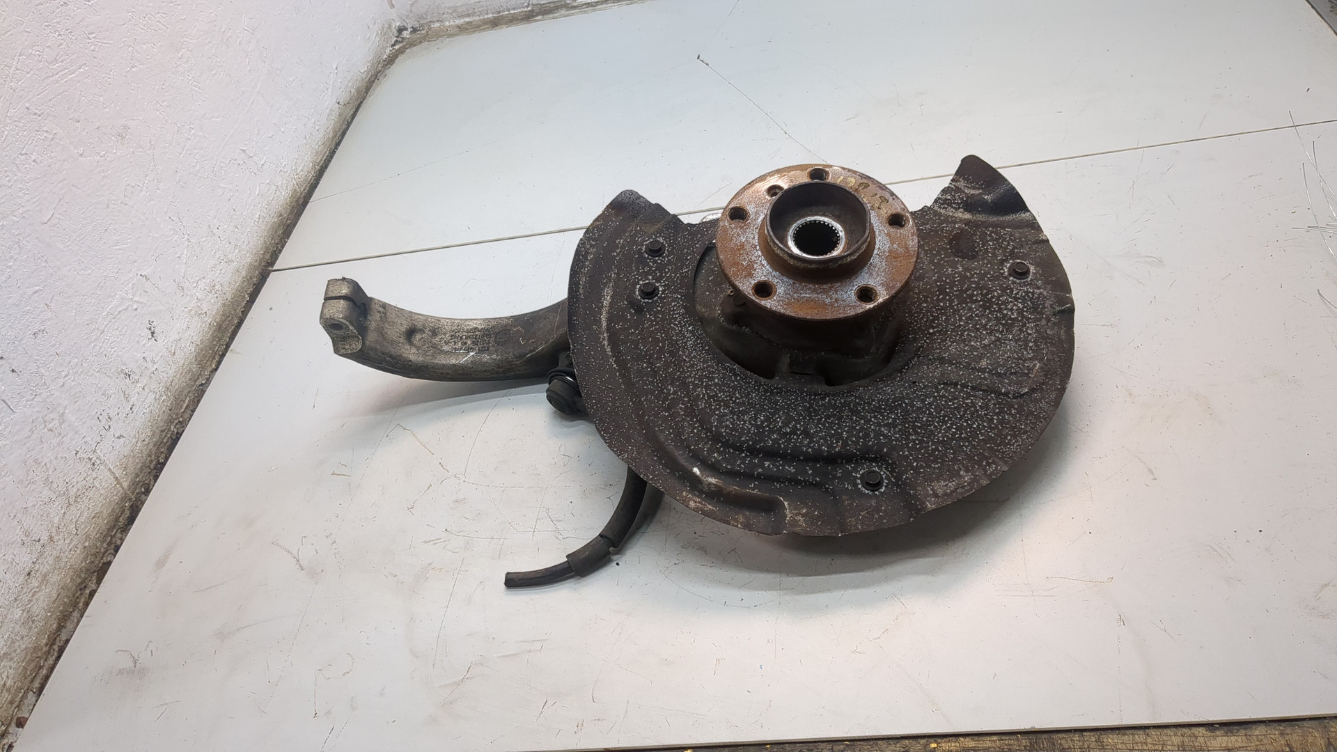 Кулак поворотный передний левый