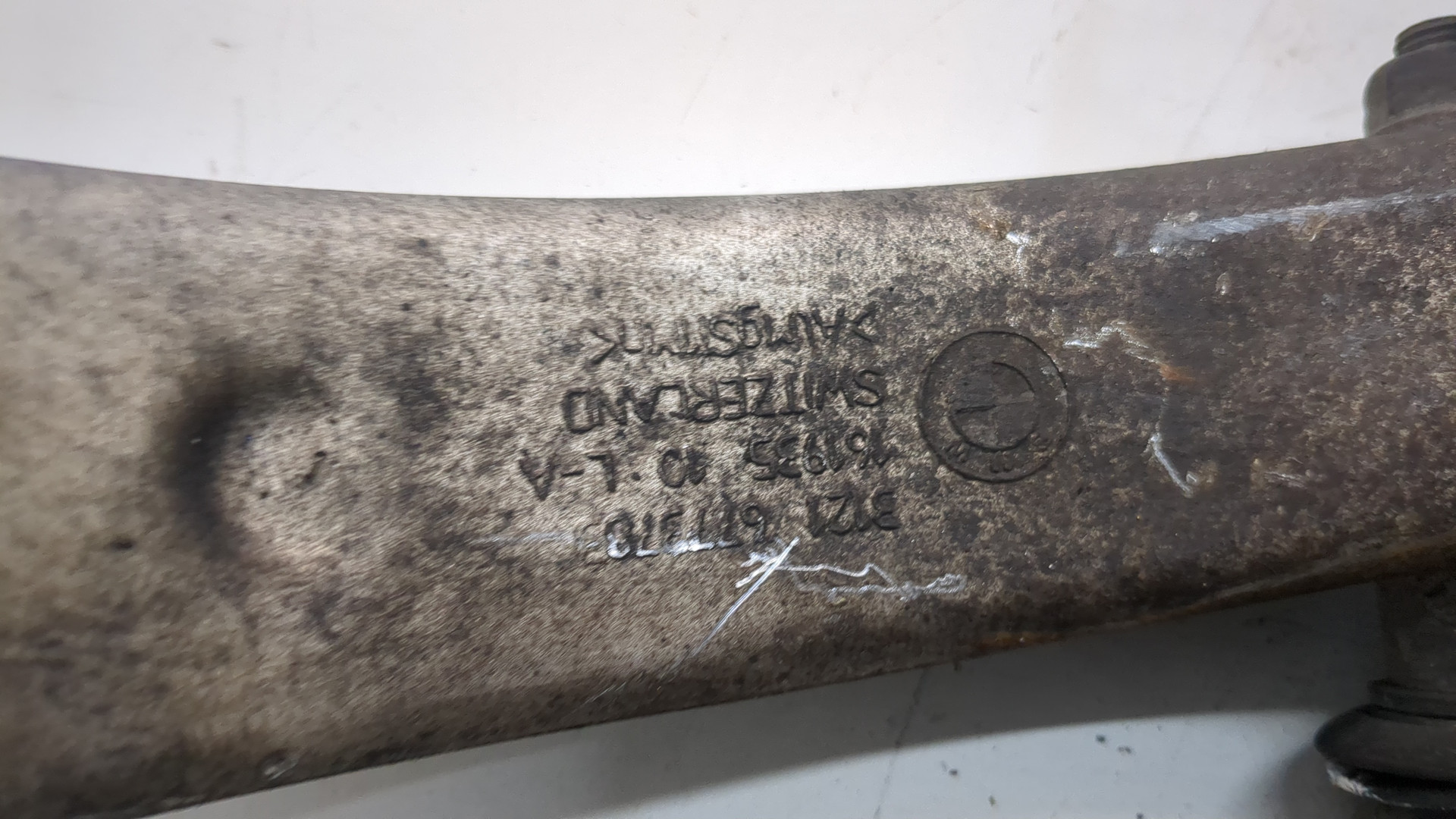 Кулак поворотный передний левый