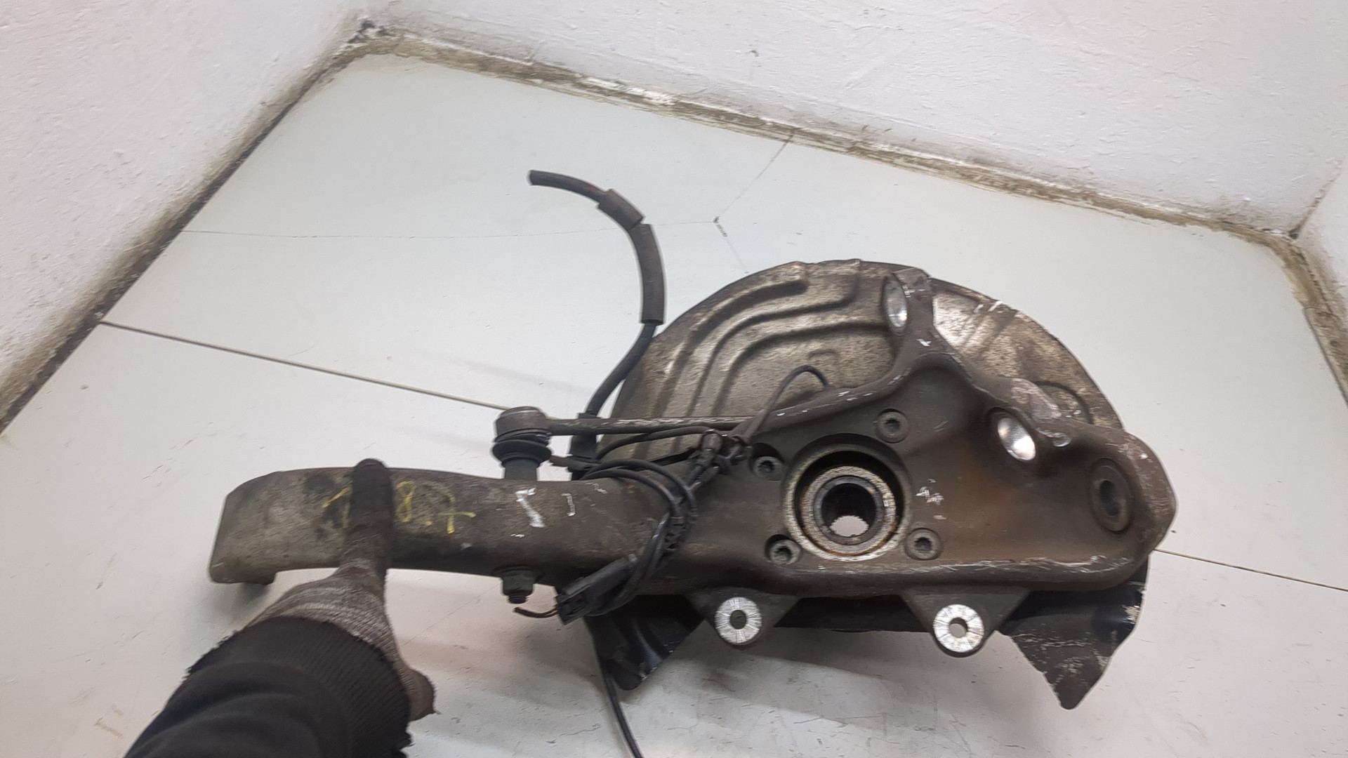 Кулак поворотный передний левый