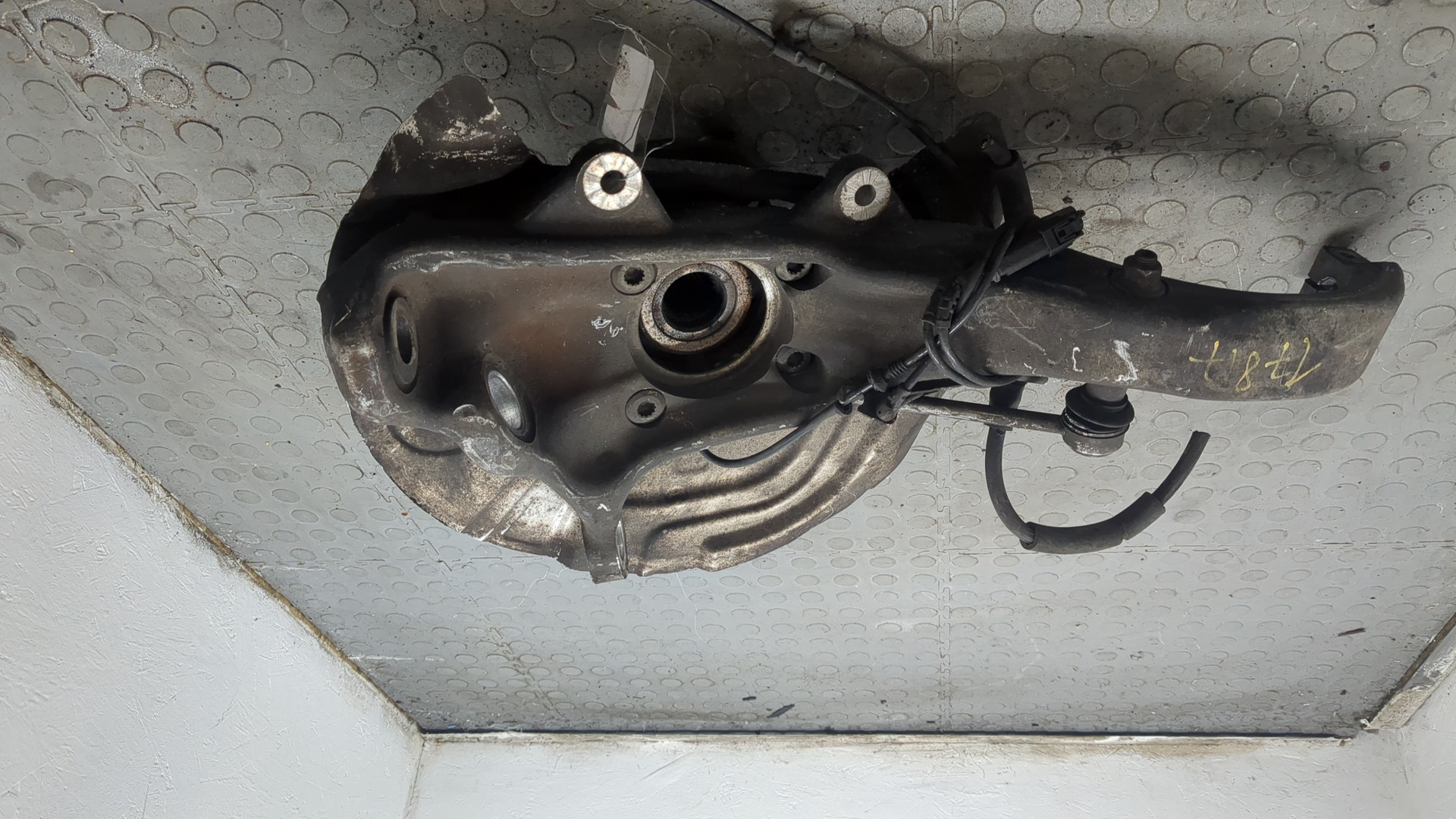 Кулак поворотный передний левый