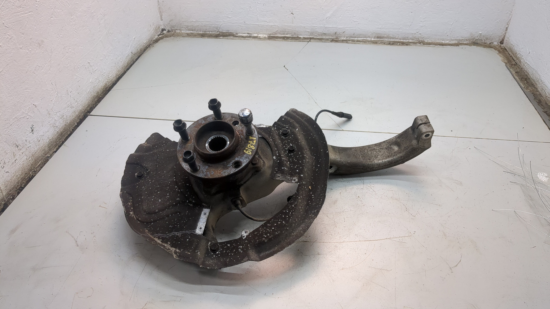 Кулак поворотный передний правый