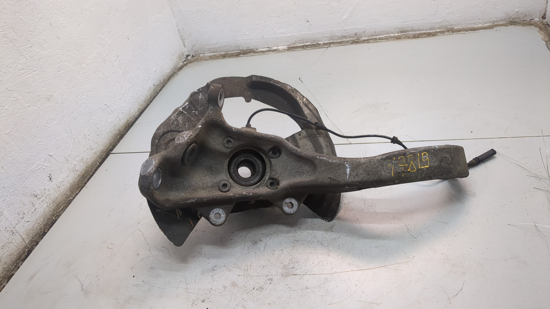 Кулак поворотный передний правый