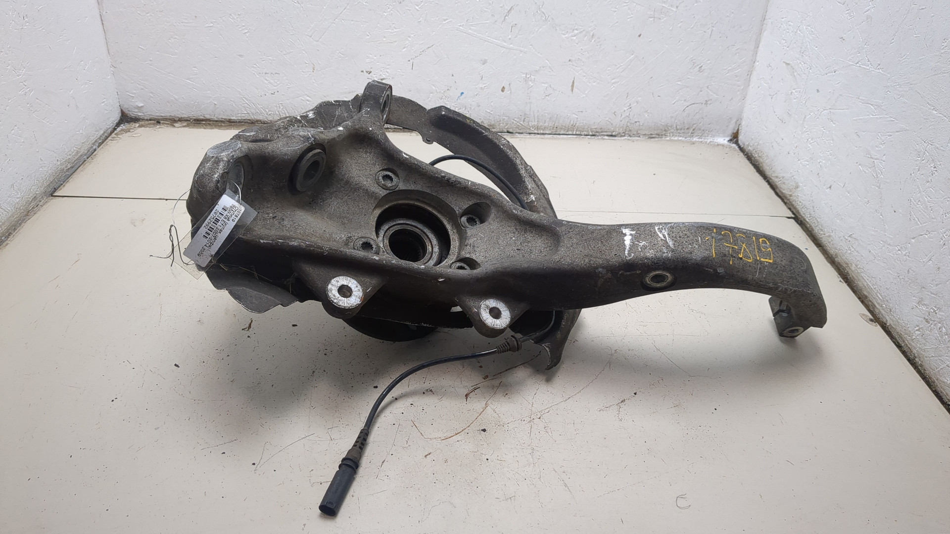 Кулак поворотный передний правый