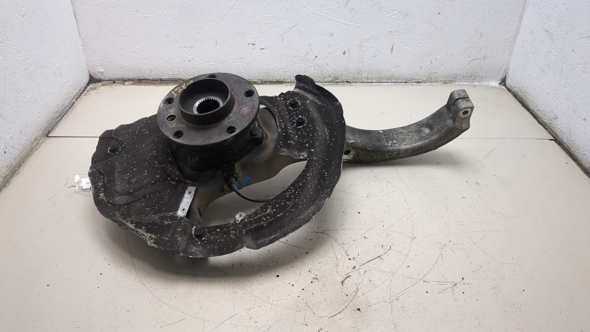 Кулак поворотный передний правый