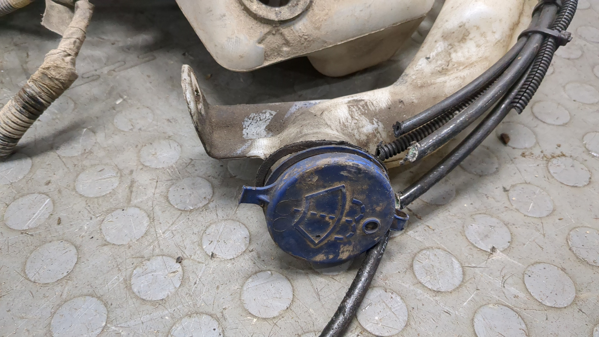 Бачок омывателя лобового стекла