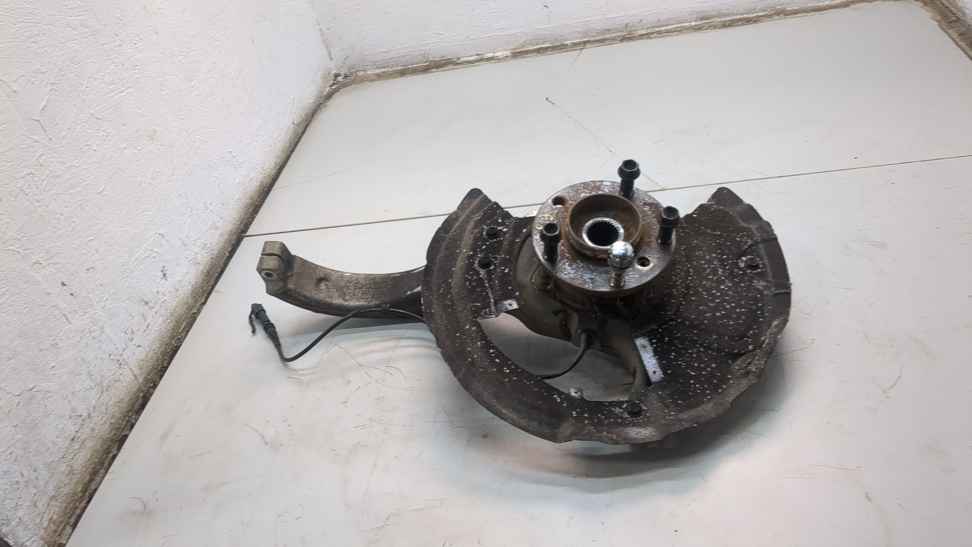 Кулак поворотный передний левый