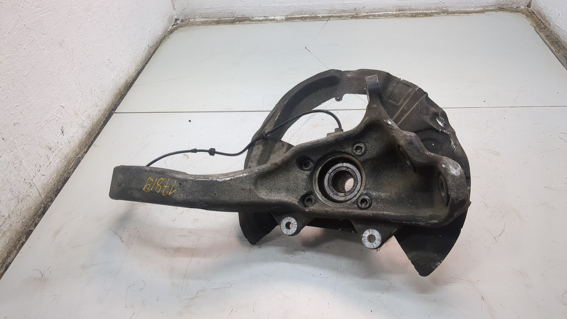 Кулак поворотный передний левый