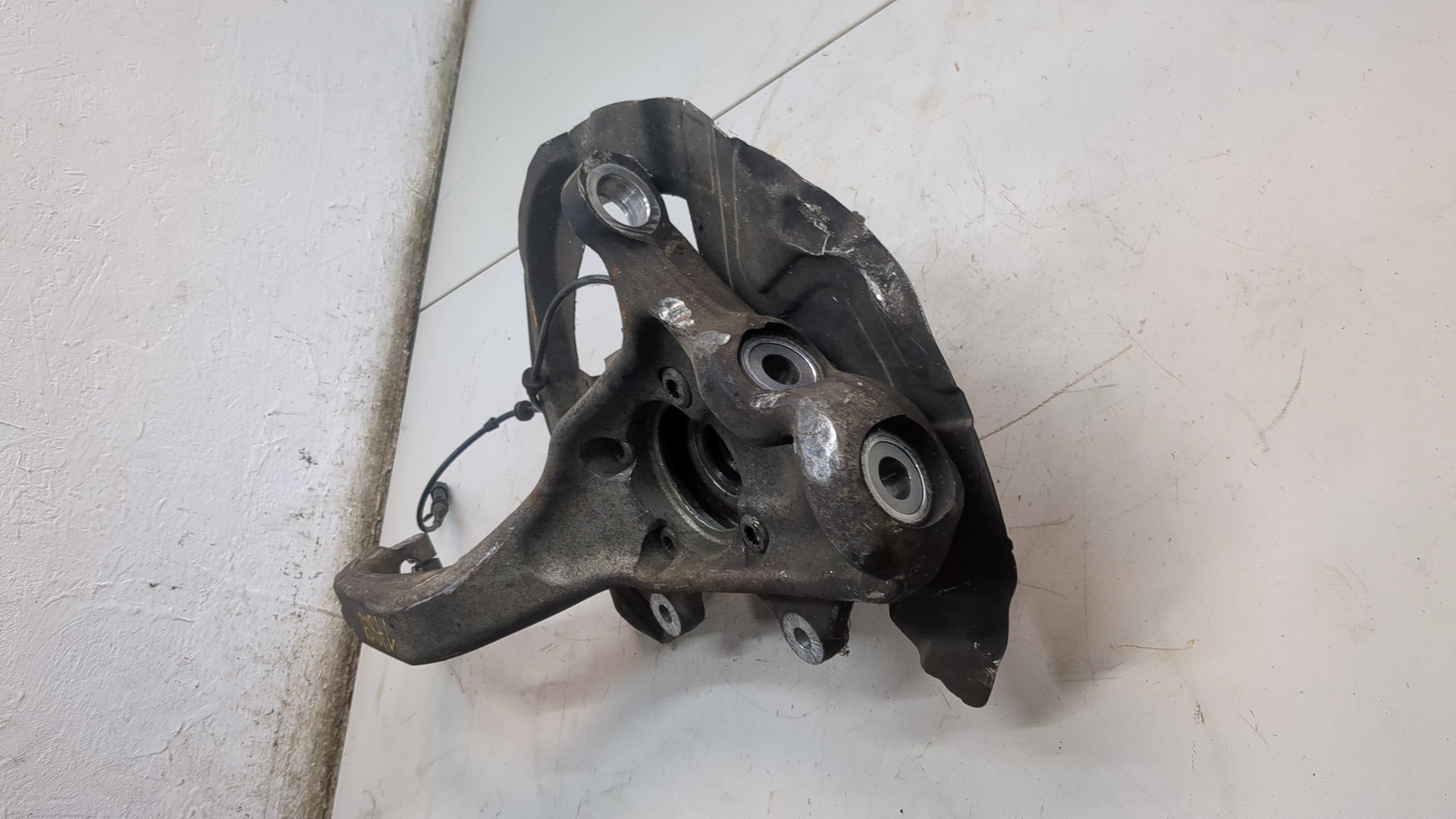 Кулак поворотный передний левый