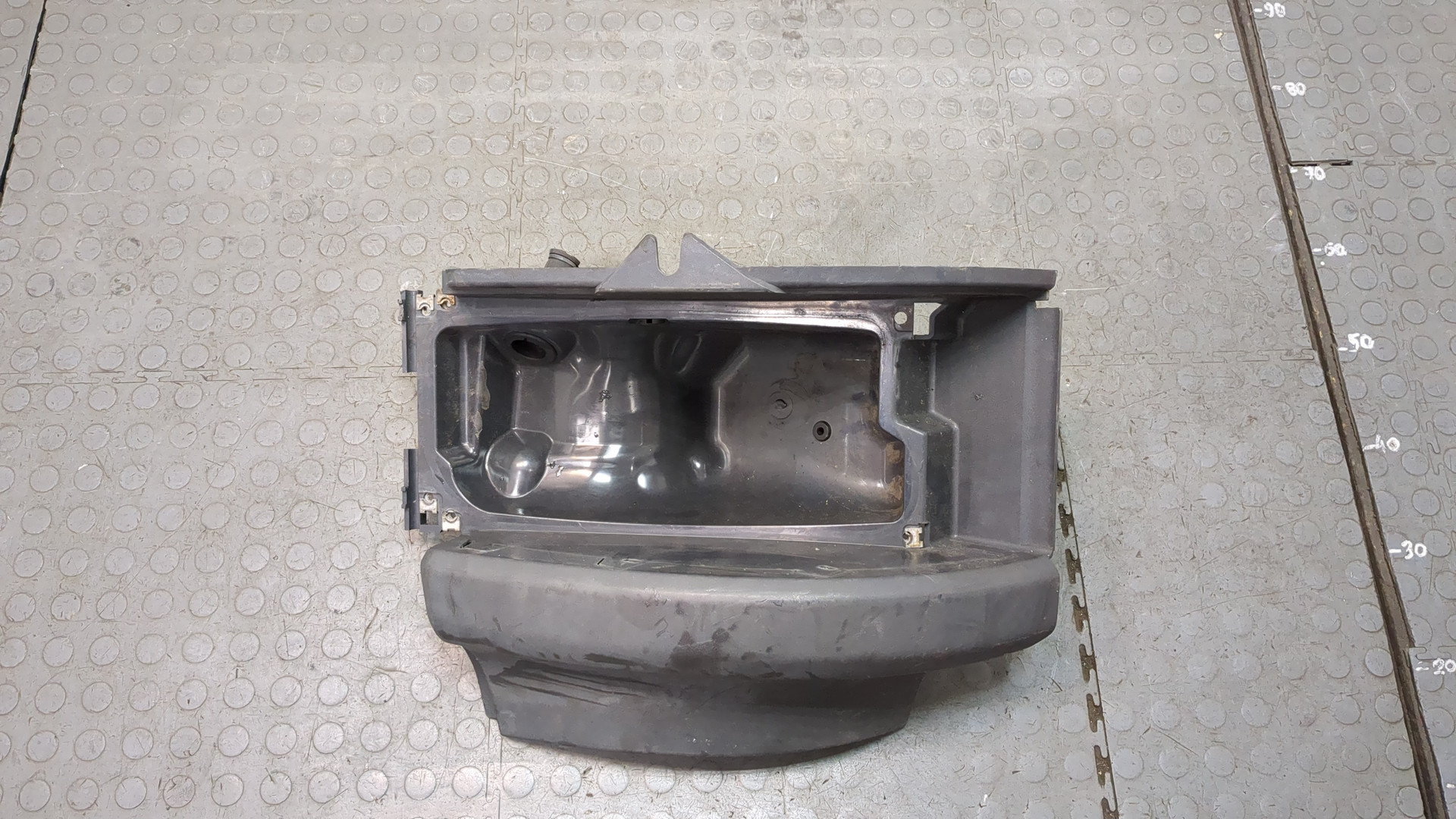 Кронштейн фар правый