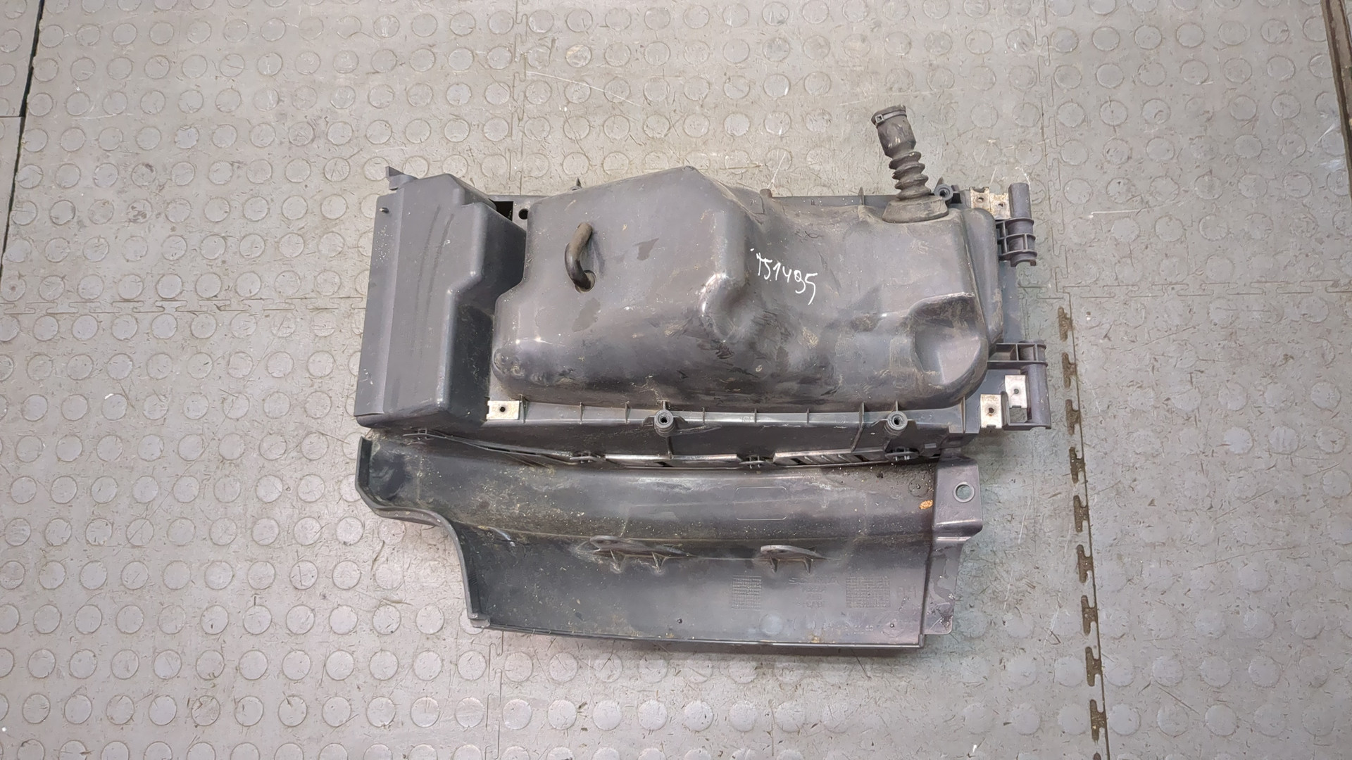 Кронштейн фар правый