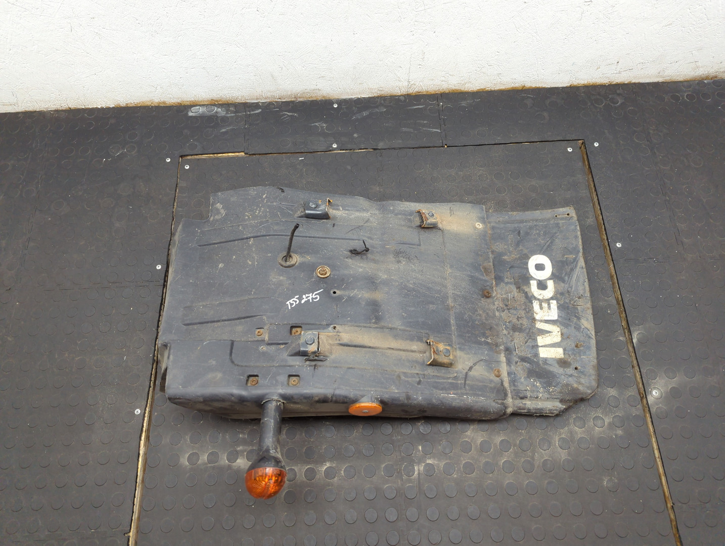 Крыло переднее левое