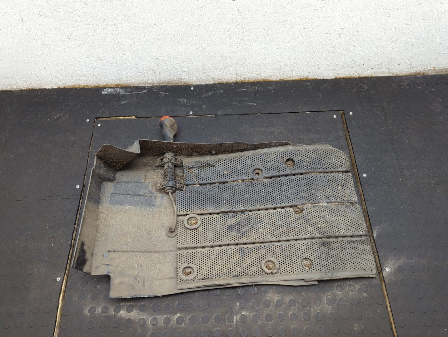 Крыло переднее левое