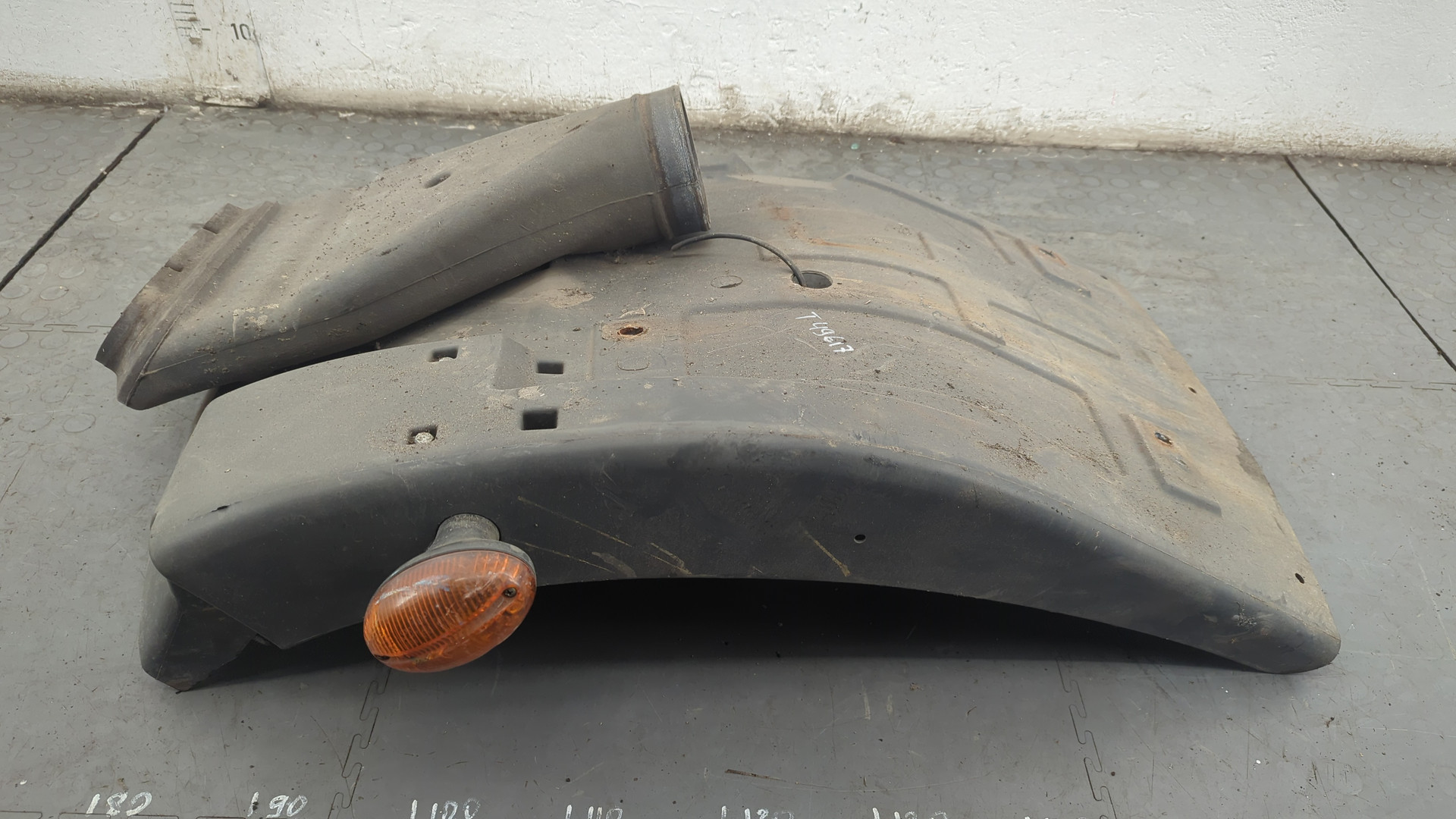 Крыло заднее левое