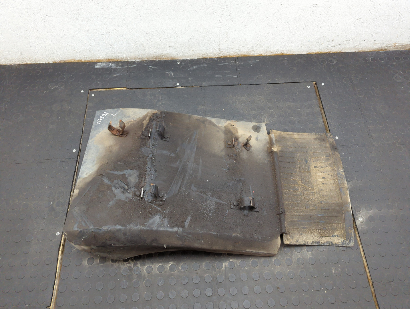 Крыло переднее левое