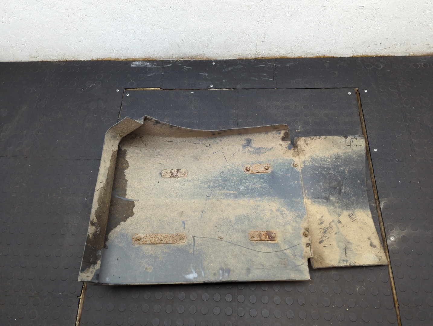 Крыло переднее левое