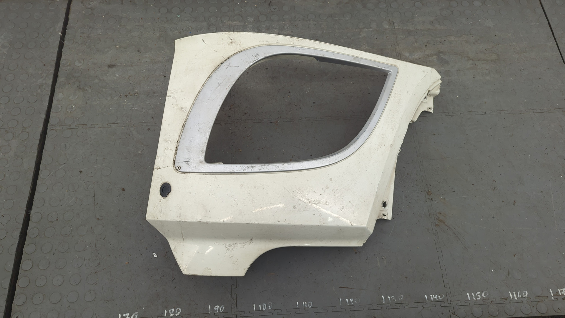 Планка под фару левая