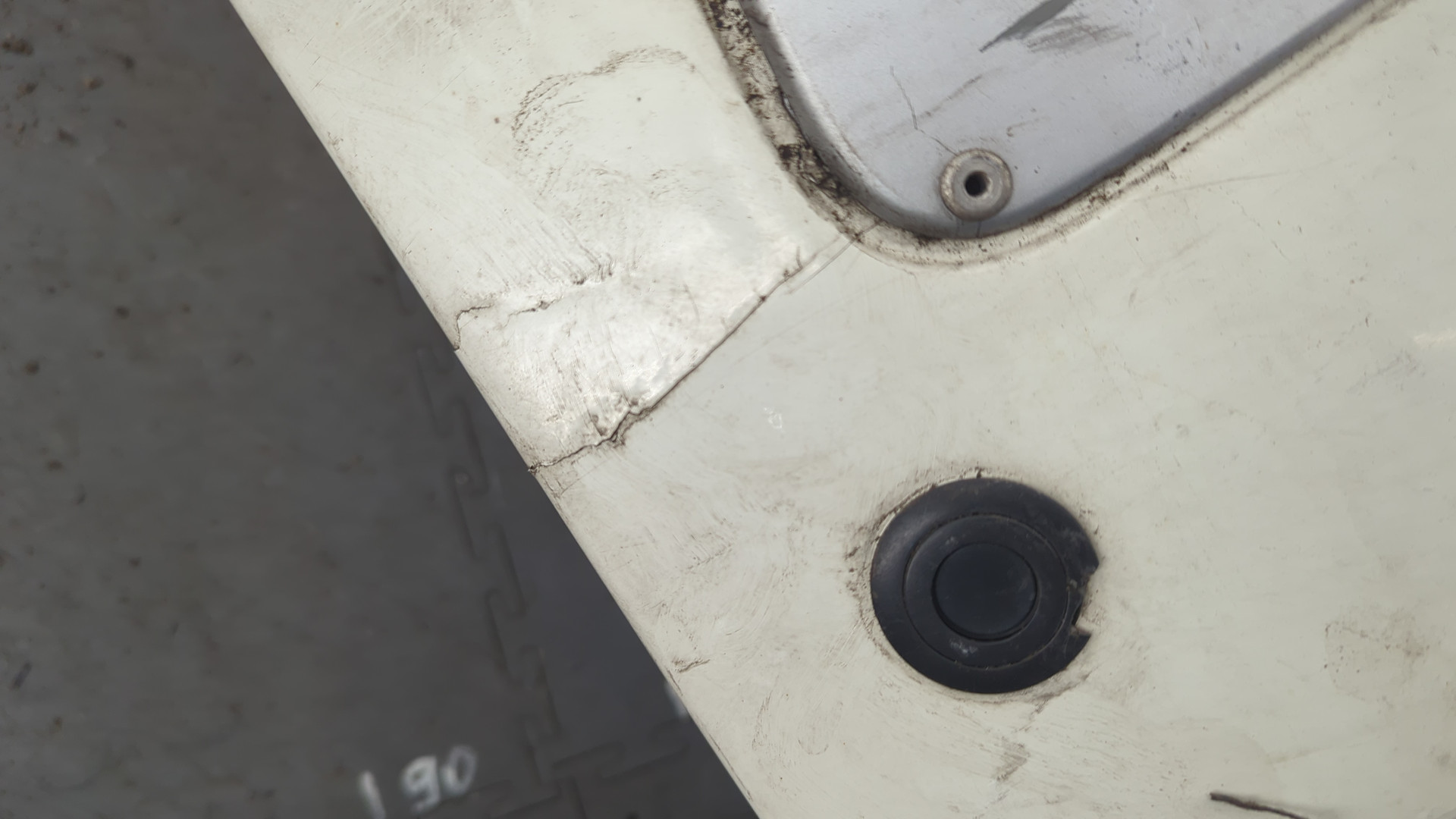 Планка под фару левая