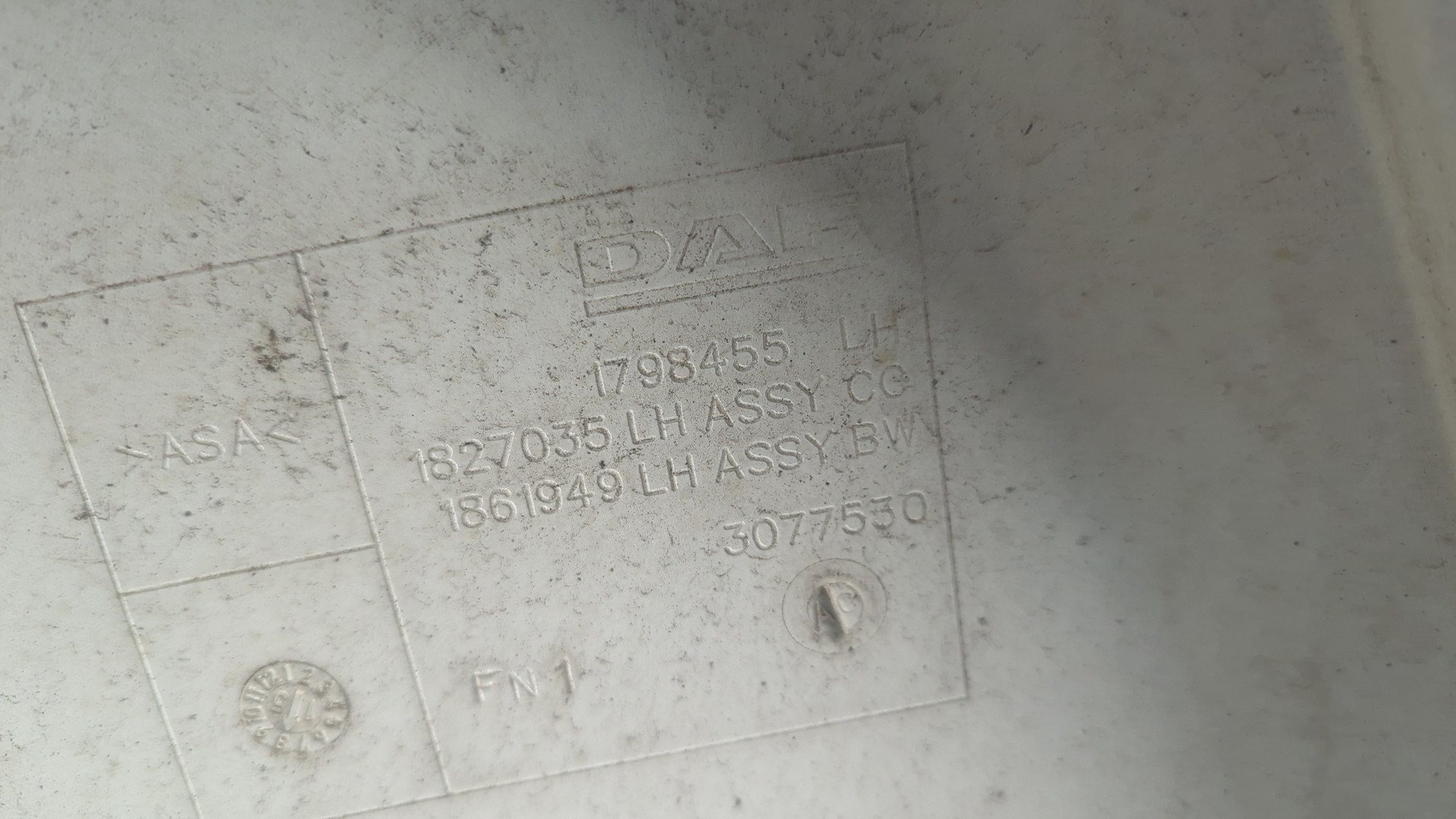 Планка под фару левая