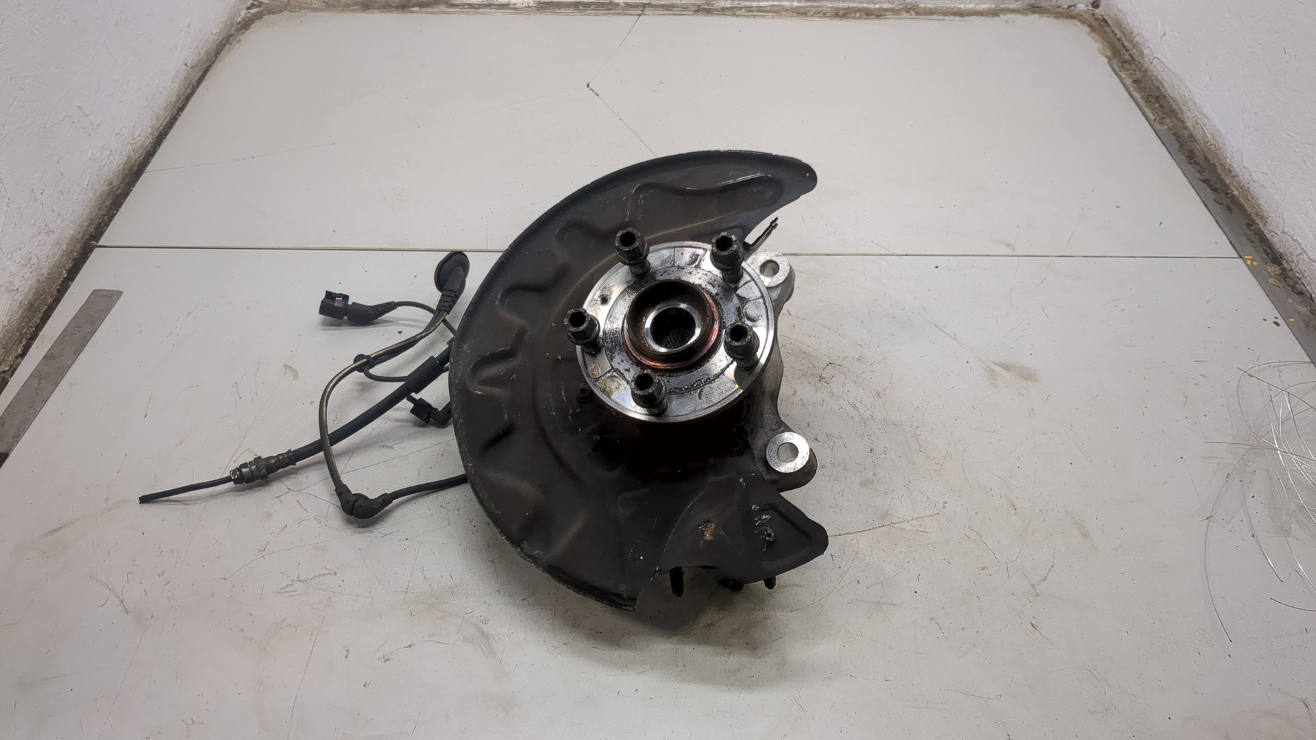 Кулак поворотный передний правый