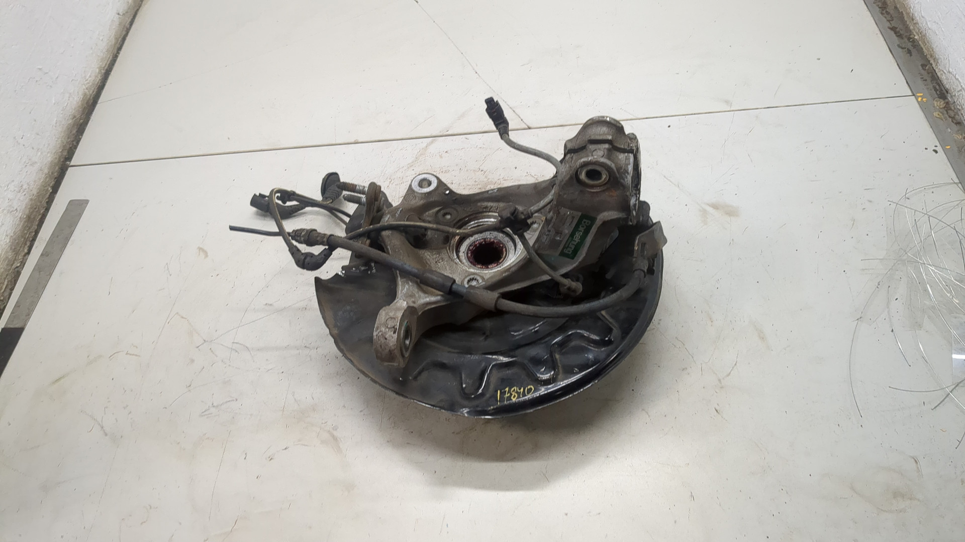 Кулак поворотный передний правый