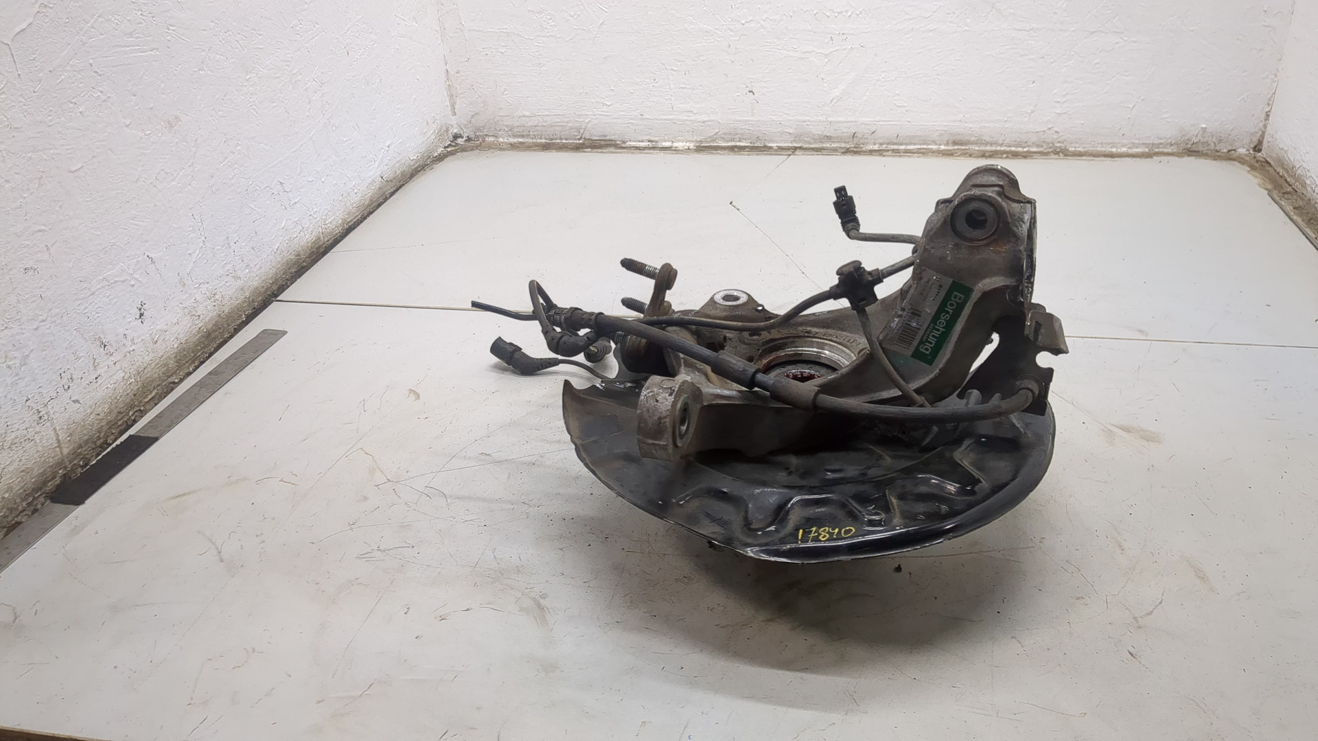 Кулак поворотный передний правый