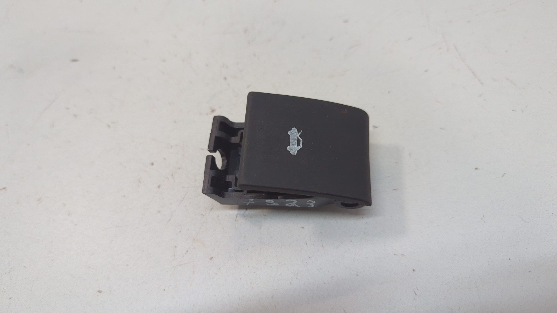 Ручка открывания капота