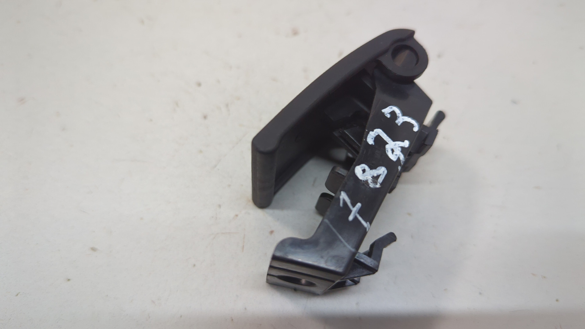 Ручка открывания капота