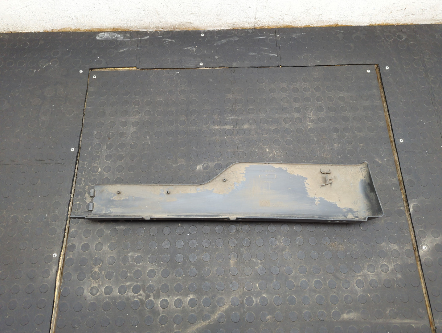 Накладка переднего крыла левого