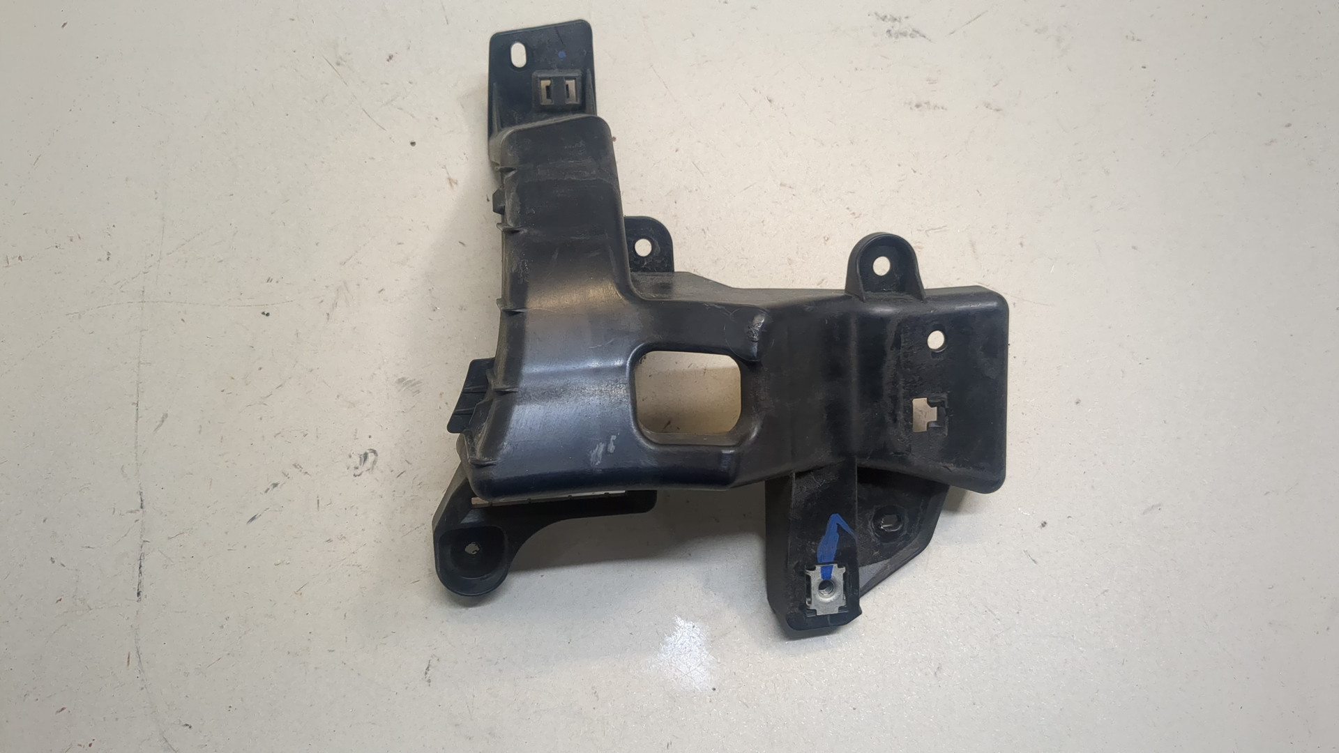 Кронштейн заднего бампера правый