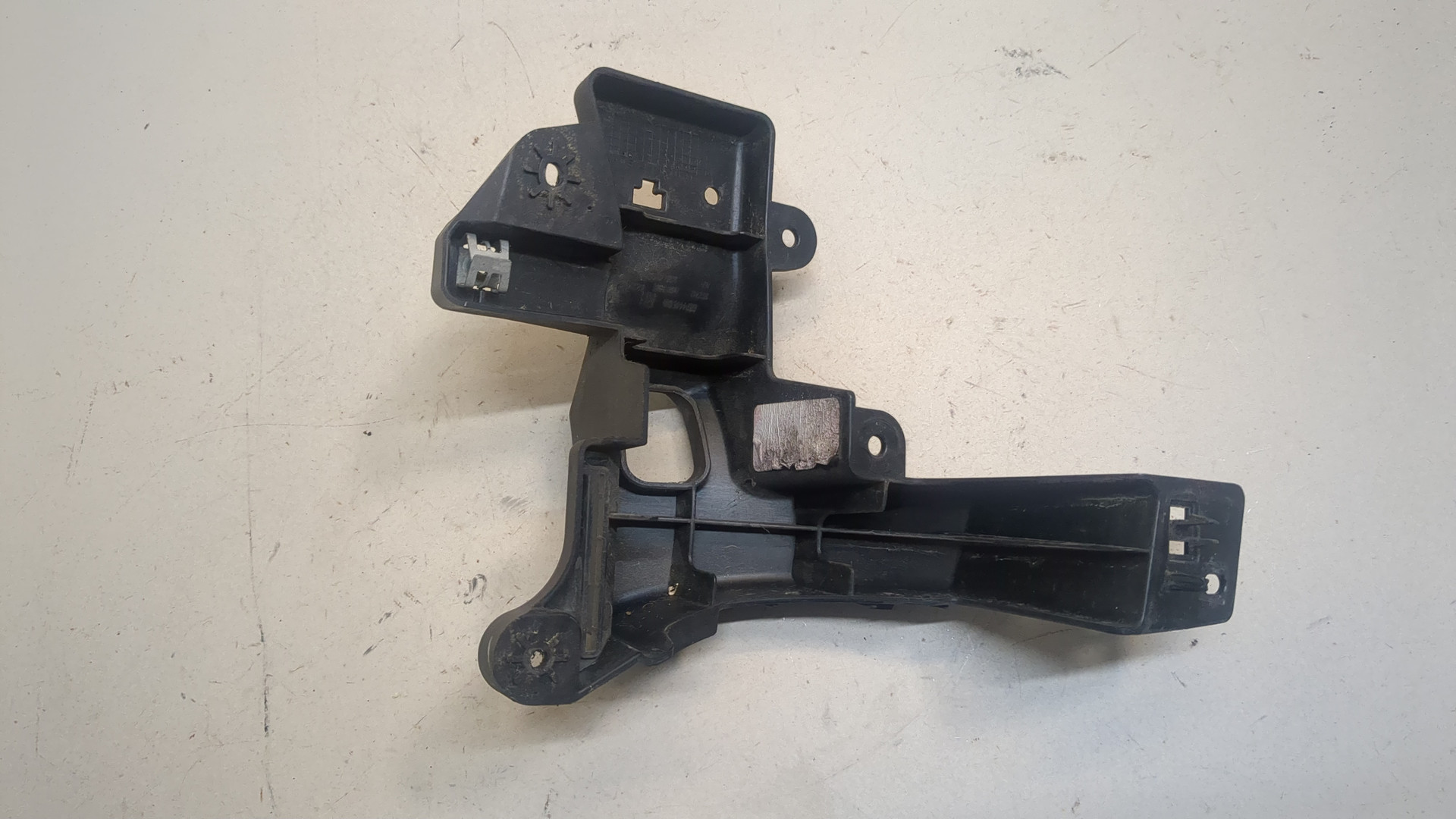 Кронштейн заднего бампера правый