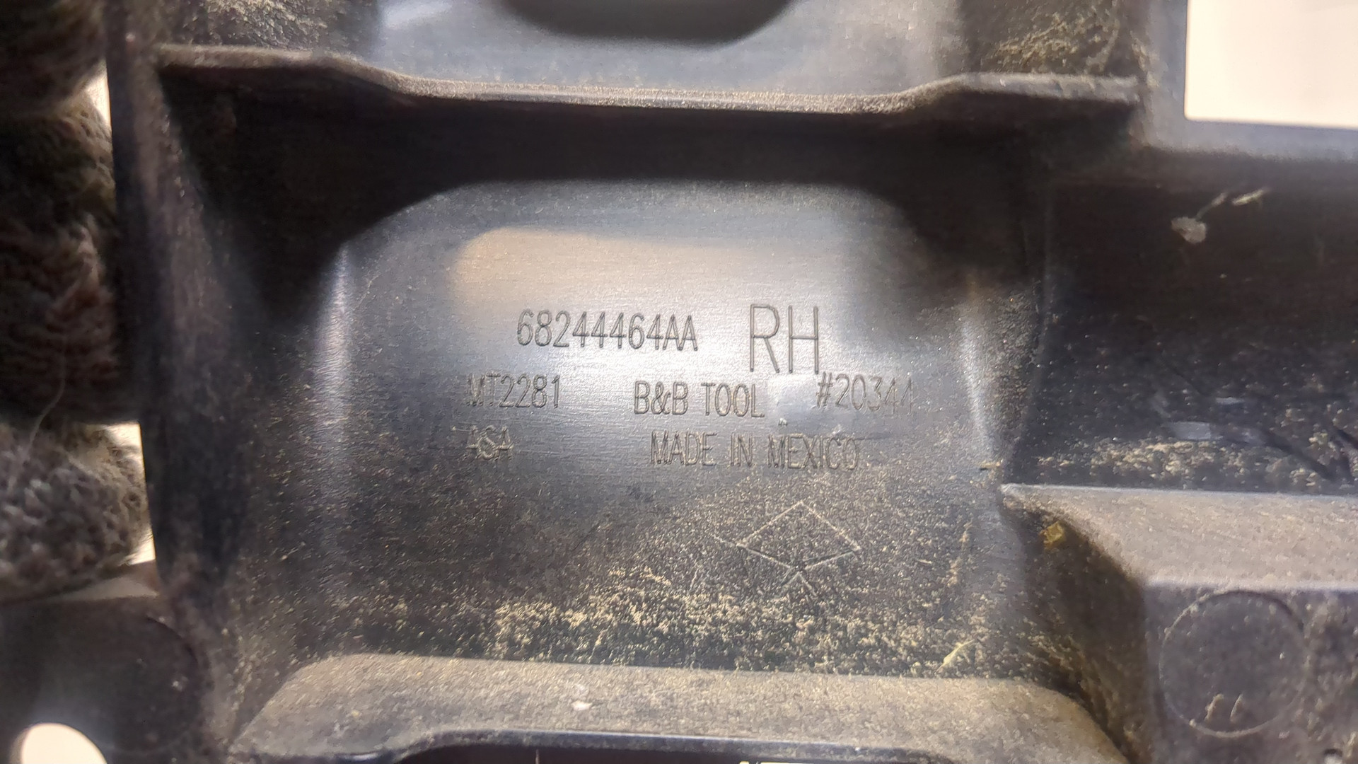 Кронштейн заднего бампера правый