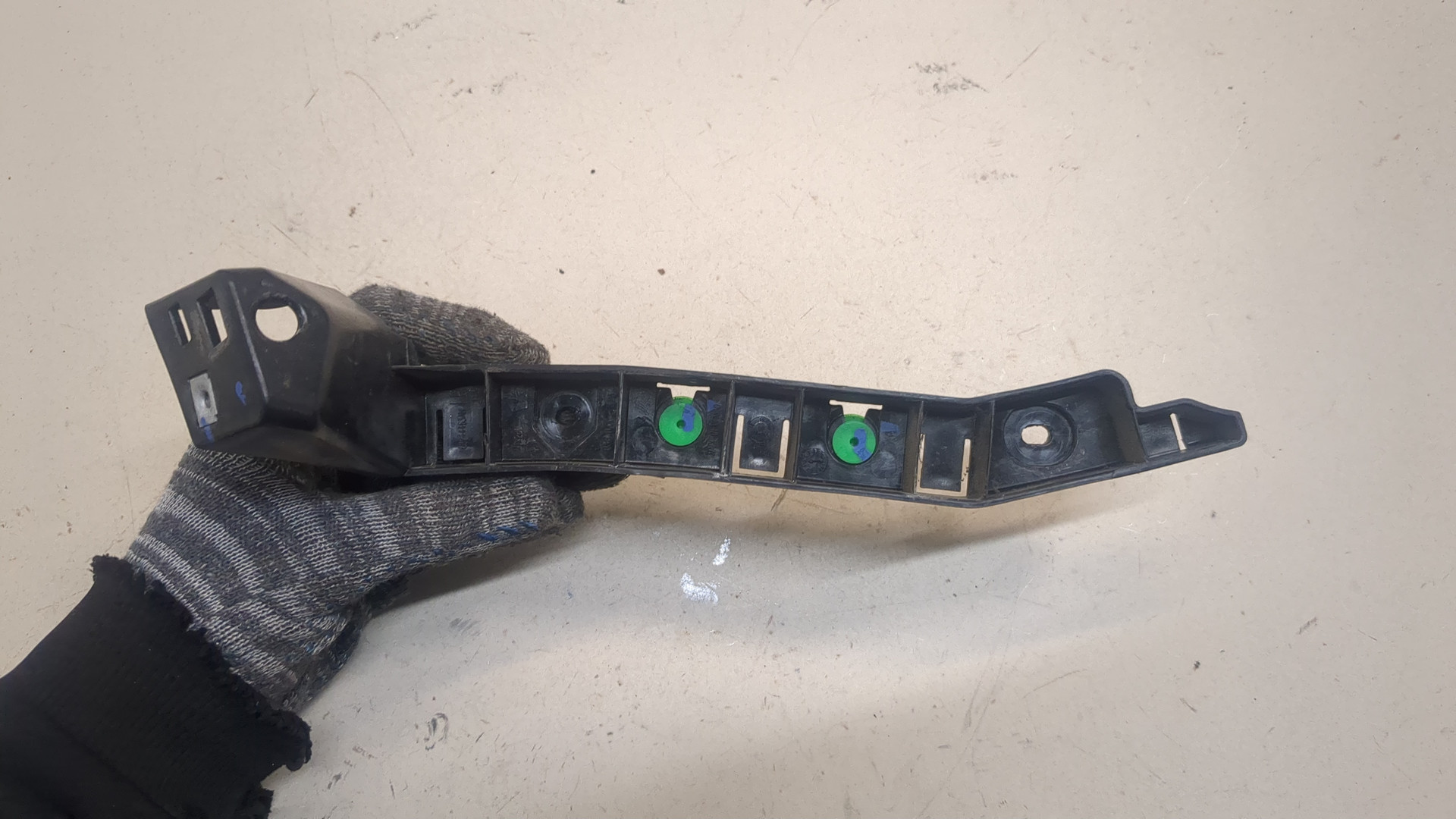 Кронштейн заднего бампера левый