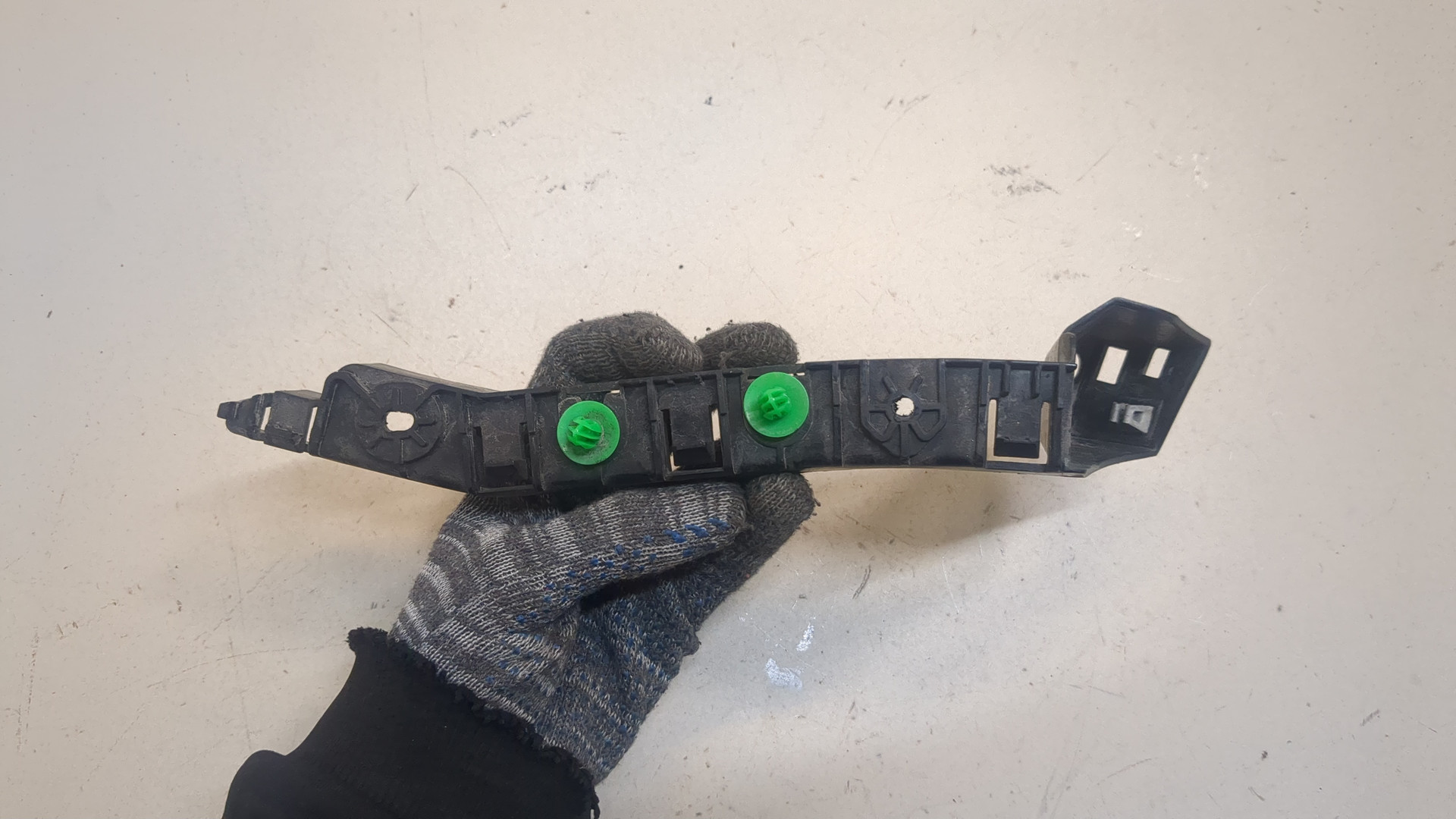 Кронштейн заднего бампера левый